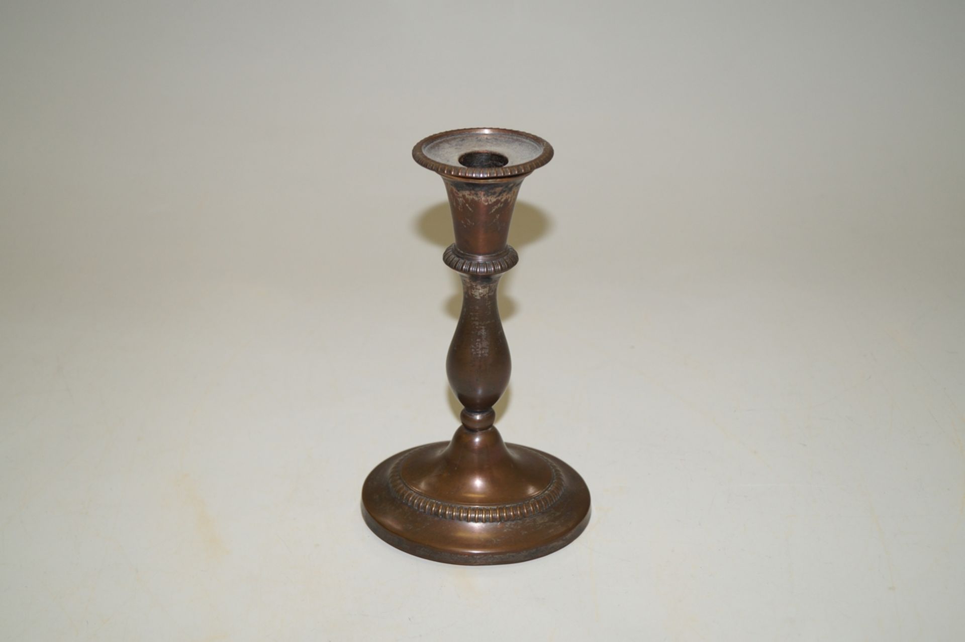 Bronze Kerzenhalter mit ovalem Sockel und Verzierungen; alter unbekannt; Durchmesser Fuß: 12,0cm, H