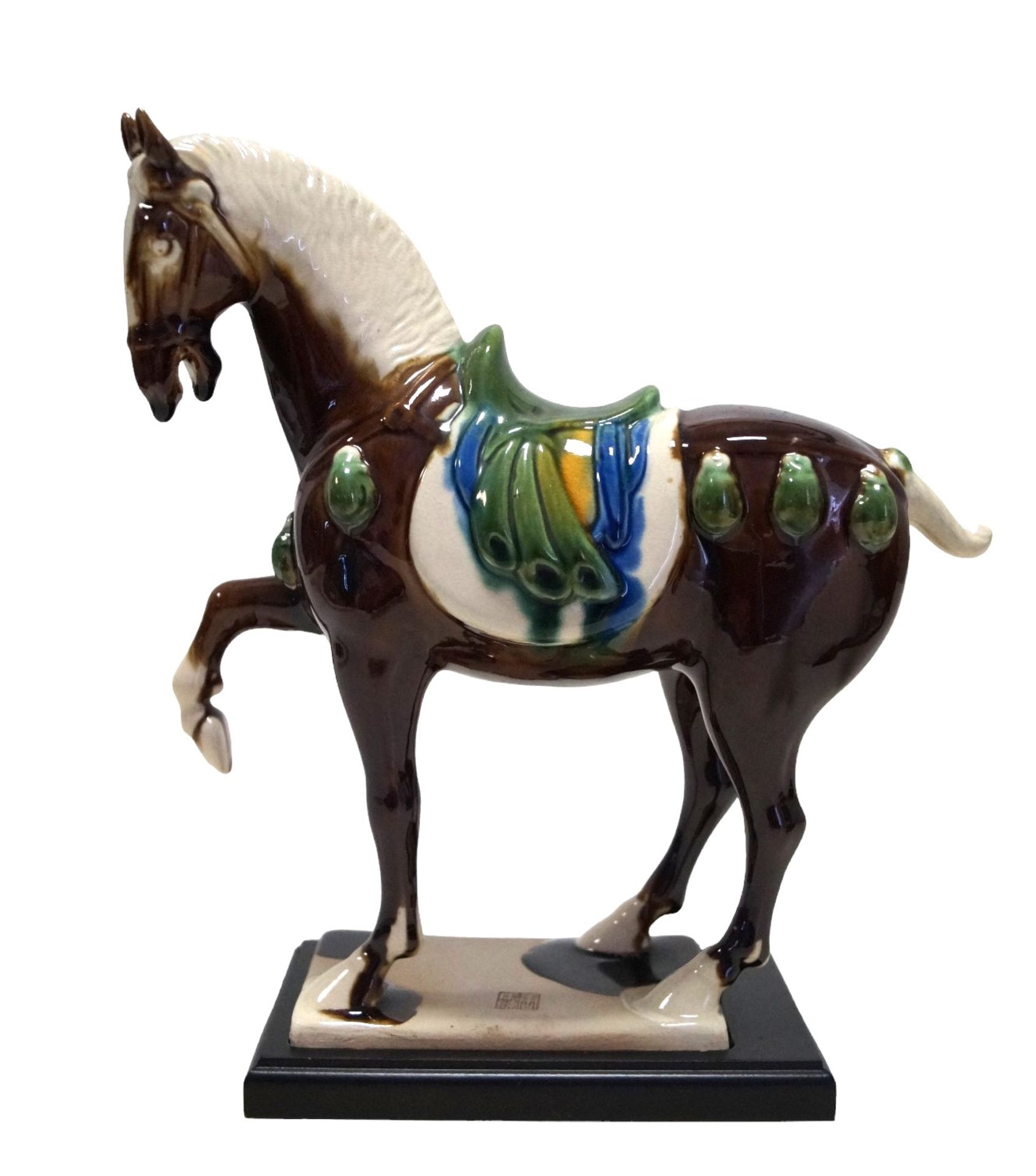 Zwei neuzeitliche "Tang-Pferde" aus Terrakotta auf Holzstand; umlaufend farbig glasiert; Bis heute  - Bild 2 aus 2