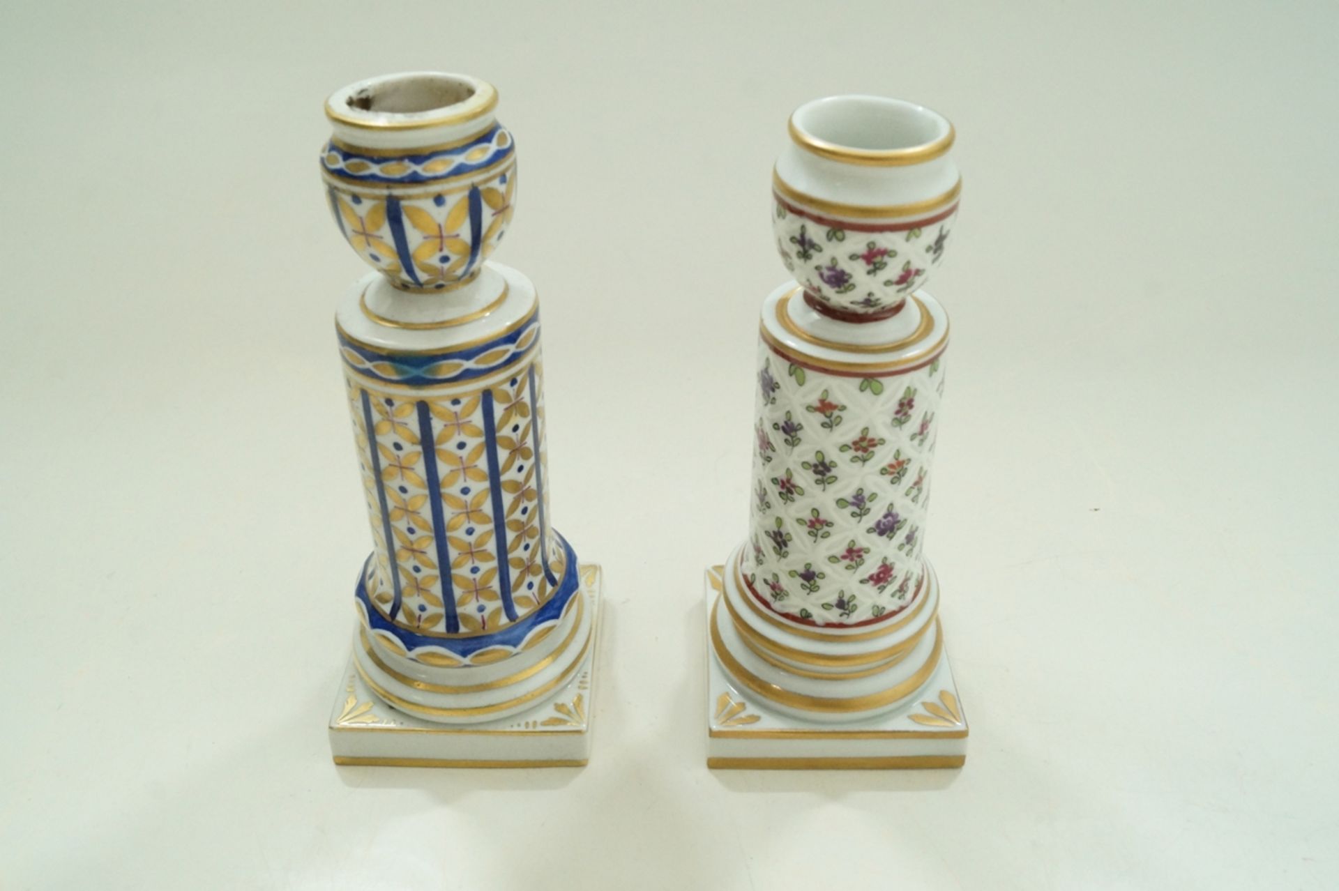 Zwei ausgefallene Porzellan-Kerzenleuchter, Potschappel Dresden; neuzeitlich; umlaufend handgemalte - Bild 3 aus 4