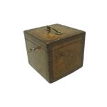 Alte, würfelförmige Aufbewahrungs-Holzbox für Tee oder kostbare Gewürze; umlaufend aufwendig mit Ei