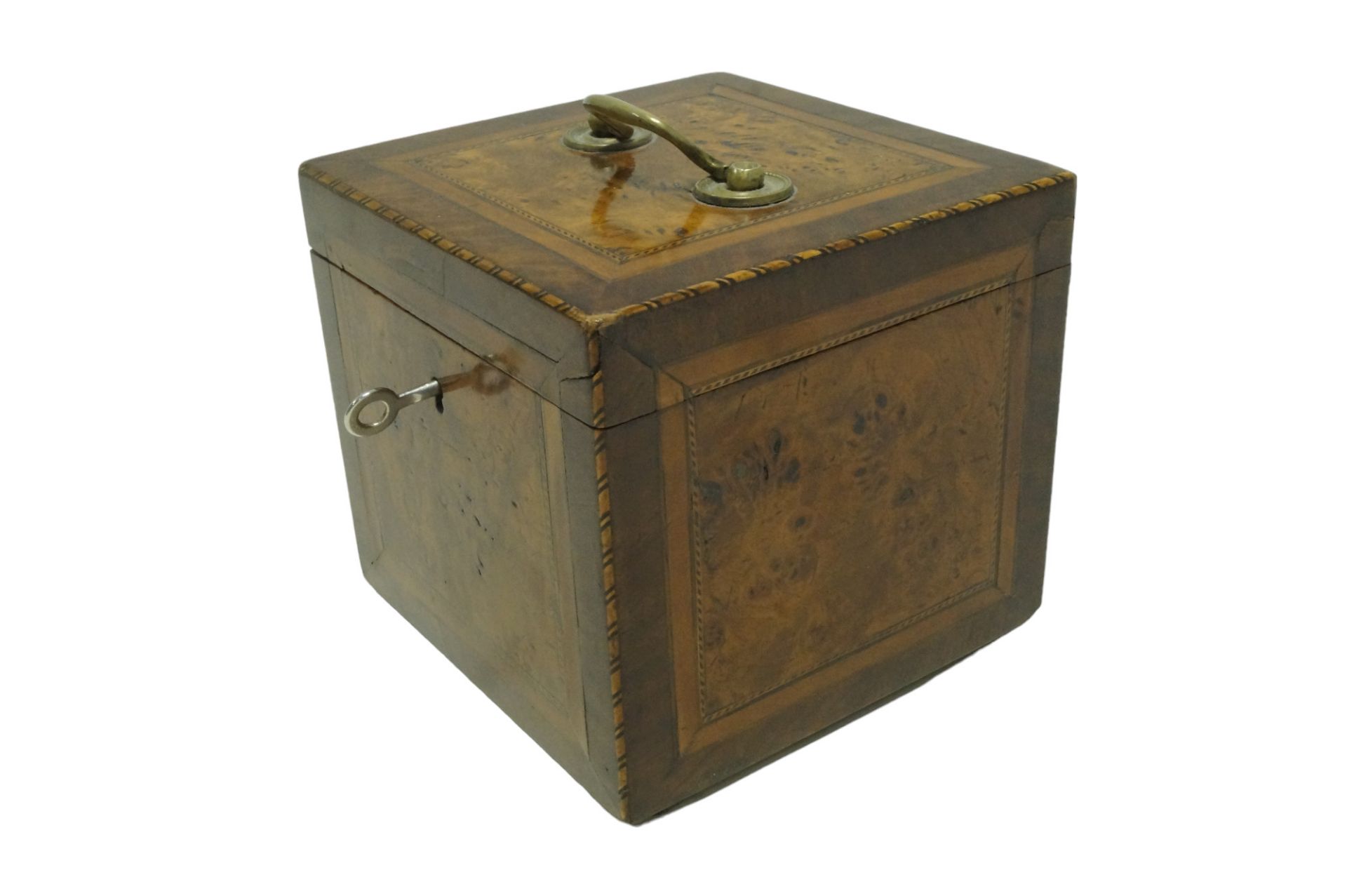 Alte, würfelförmige Aufbewahrungs-Holzbox für Tee oder kostbare Gewürze; umlaufend aufwendig mit Ei