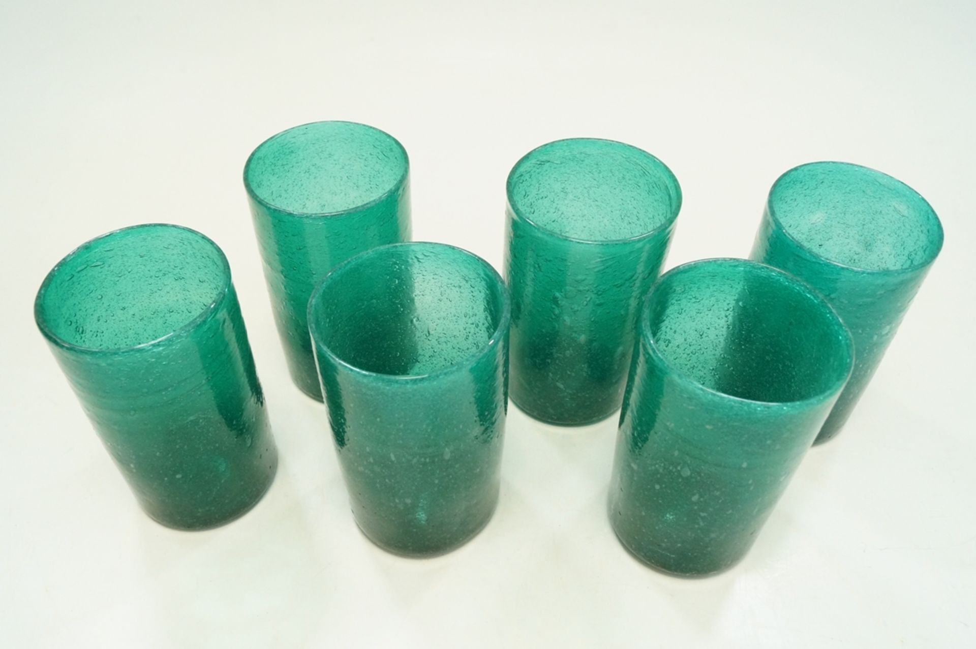Konvolut aus 6 handgearbeiteten, grünen Trinkgläsern aus "Regentropfenglas"; guter Zustand; Höhe: 1 - Bild 3 aus 4