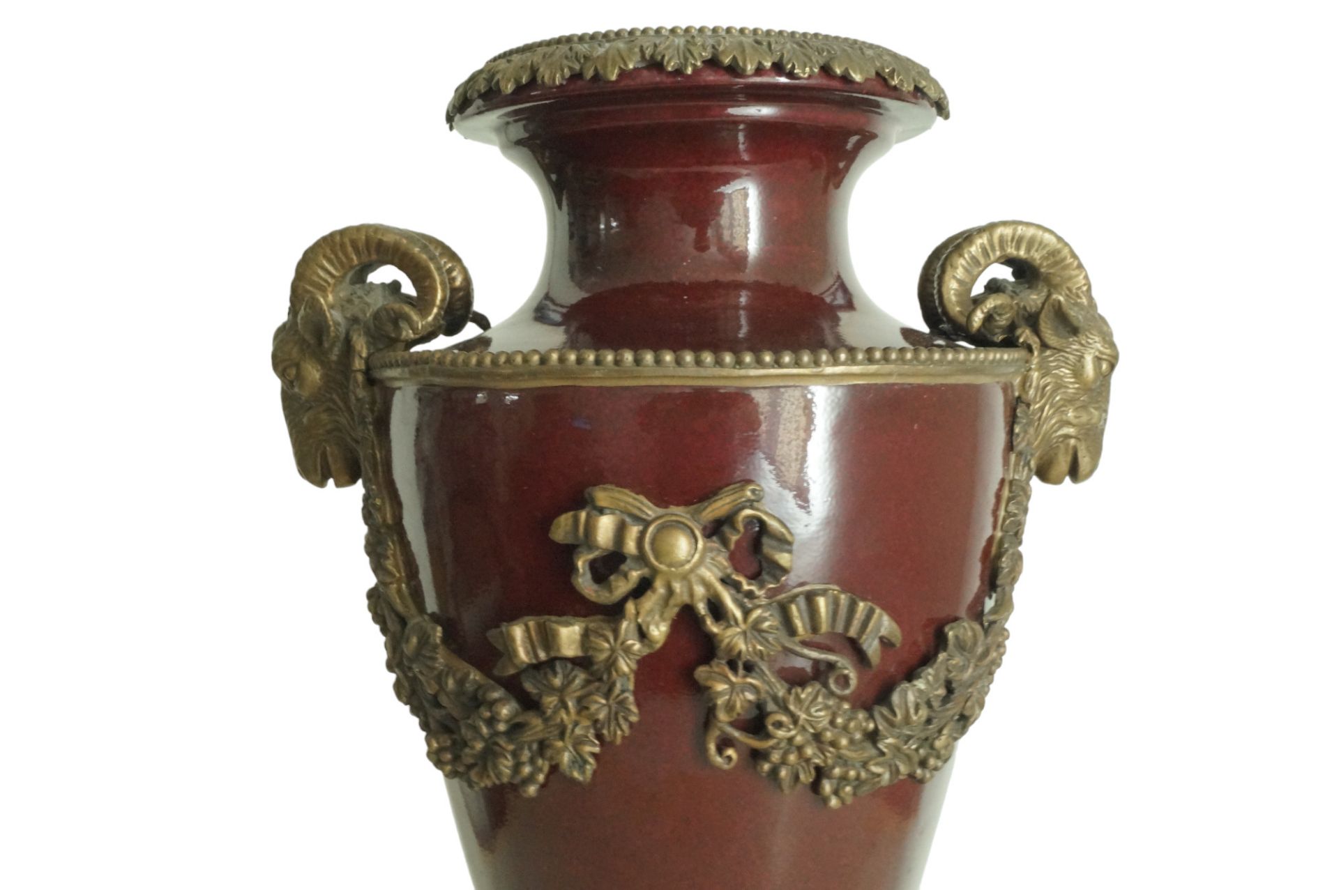 Große Porzellan Amphoren-Vase des Herstellers "Wong Lee" auf prunkvollem Postament; Korpus in weinr - Bild 5 aus 7