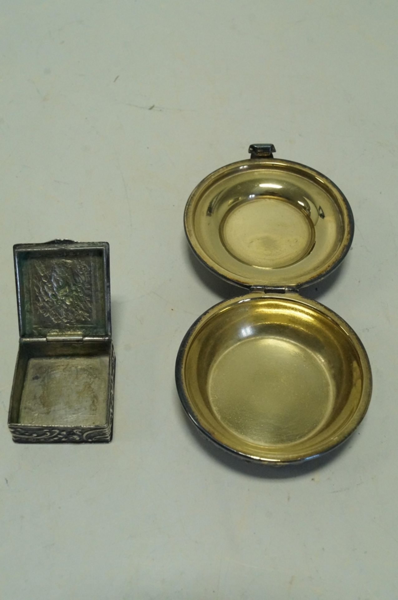 Zwei silberne Pillendöschen mit Klappdeckel; beide nicht gepunzt; silber/versilbert?; Gesamtgewicht - Bild 2 aus 2