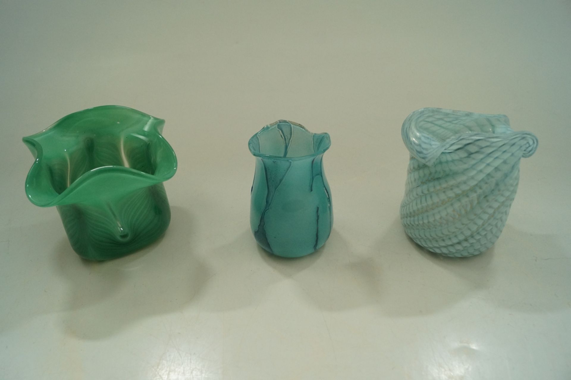 Konvolut aus 4 Studio-Glas Vasen sowie einer Schale; 4x Erwin Eisch sowie die Kleinste Vase von Ste - Bild 3 aus 3
