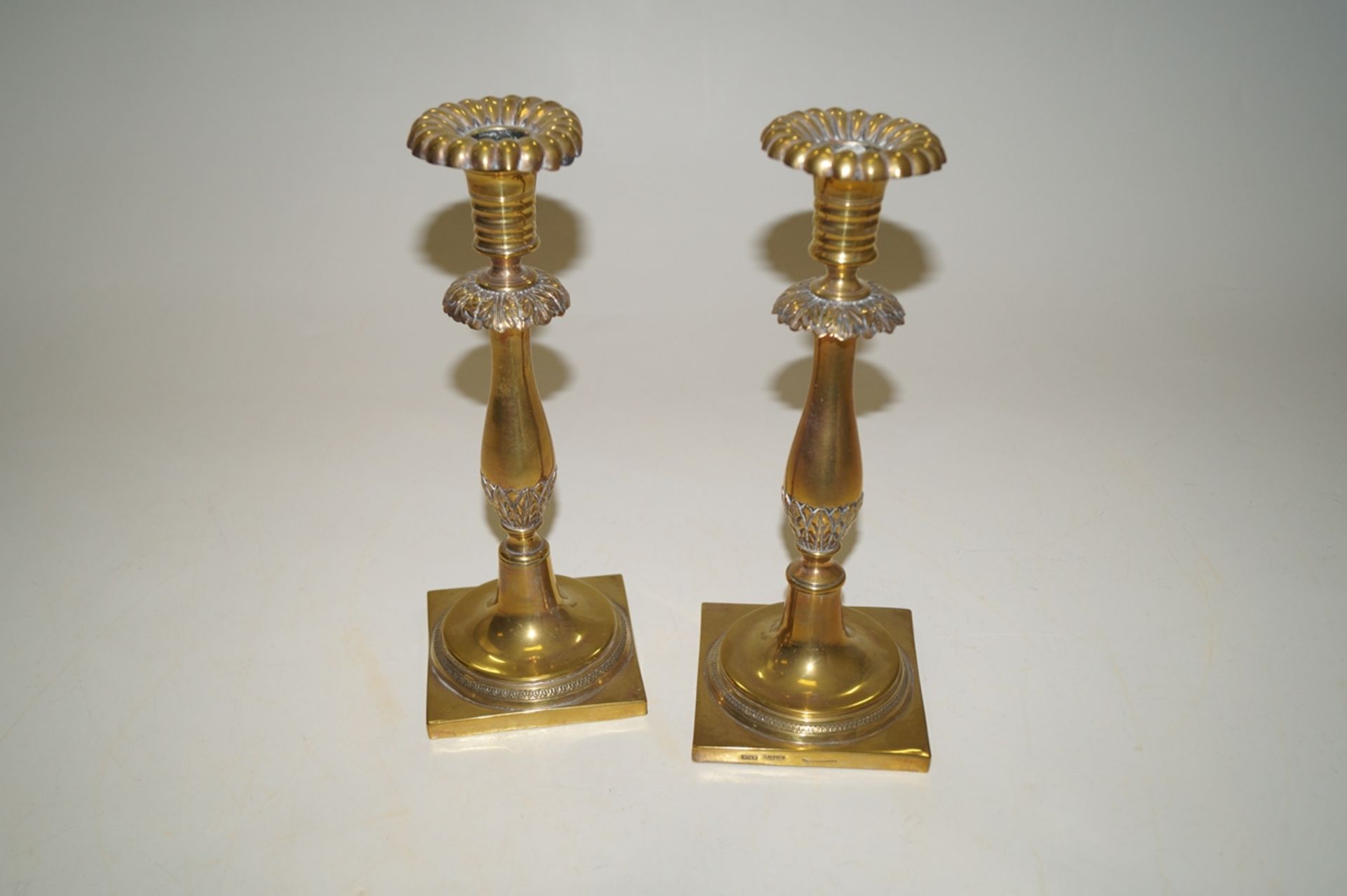 Zwei goldfarbene Kerzenleuchter wohl aus der ersten Hälfte des 19. Jhd.;  balusterförmiger Korpus a