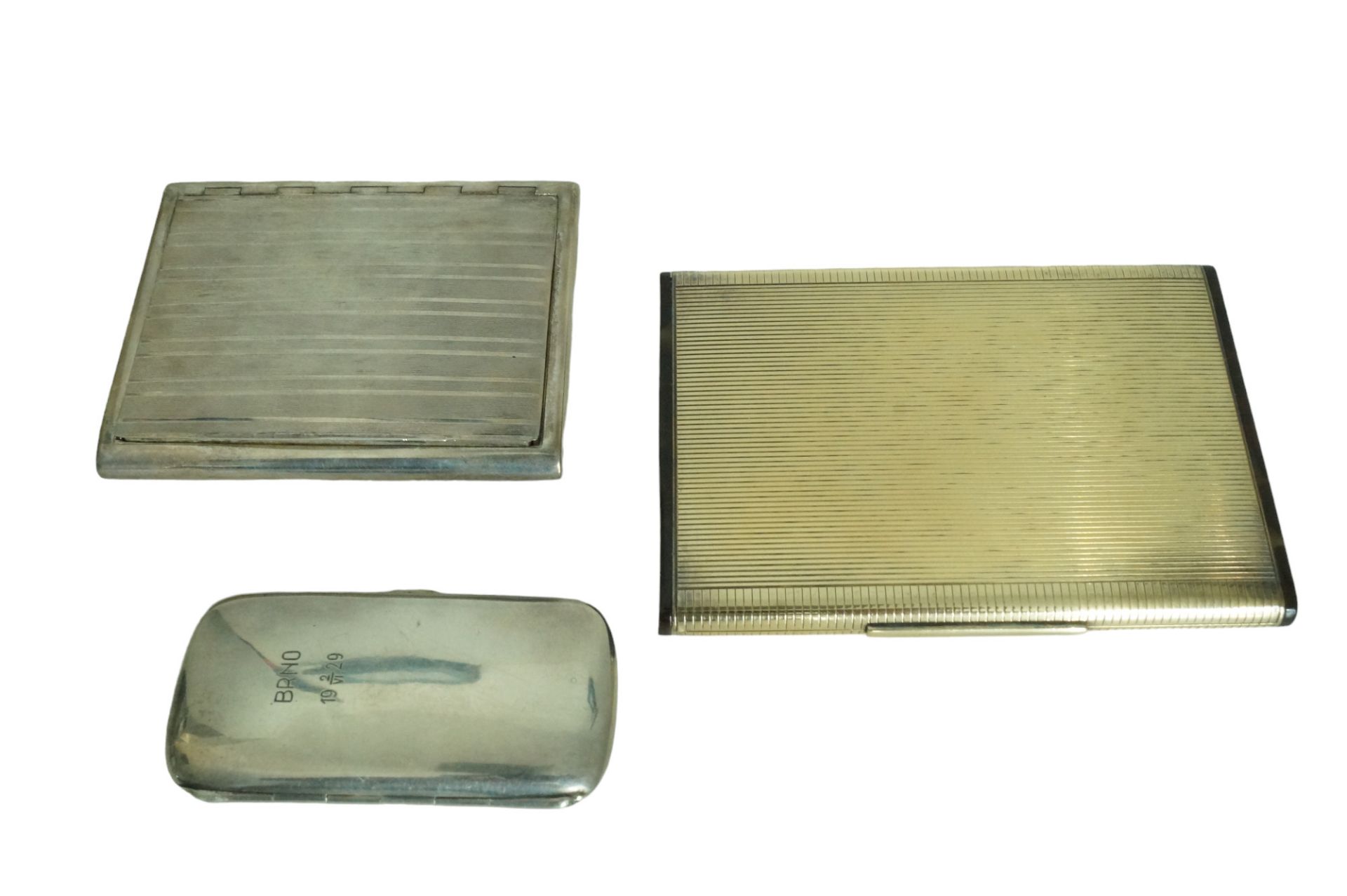 Drei Zigarettendosen unterschiedlicher Größe; teilweise Silber, die größte Dose wohl unedles Metall