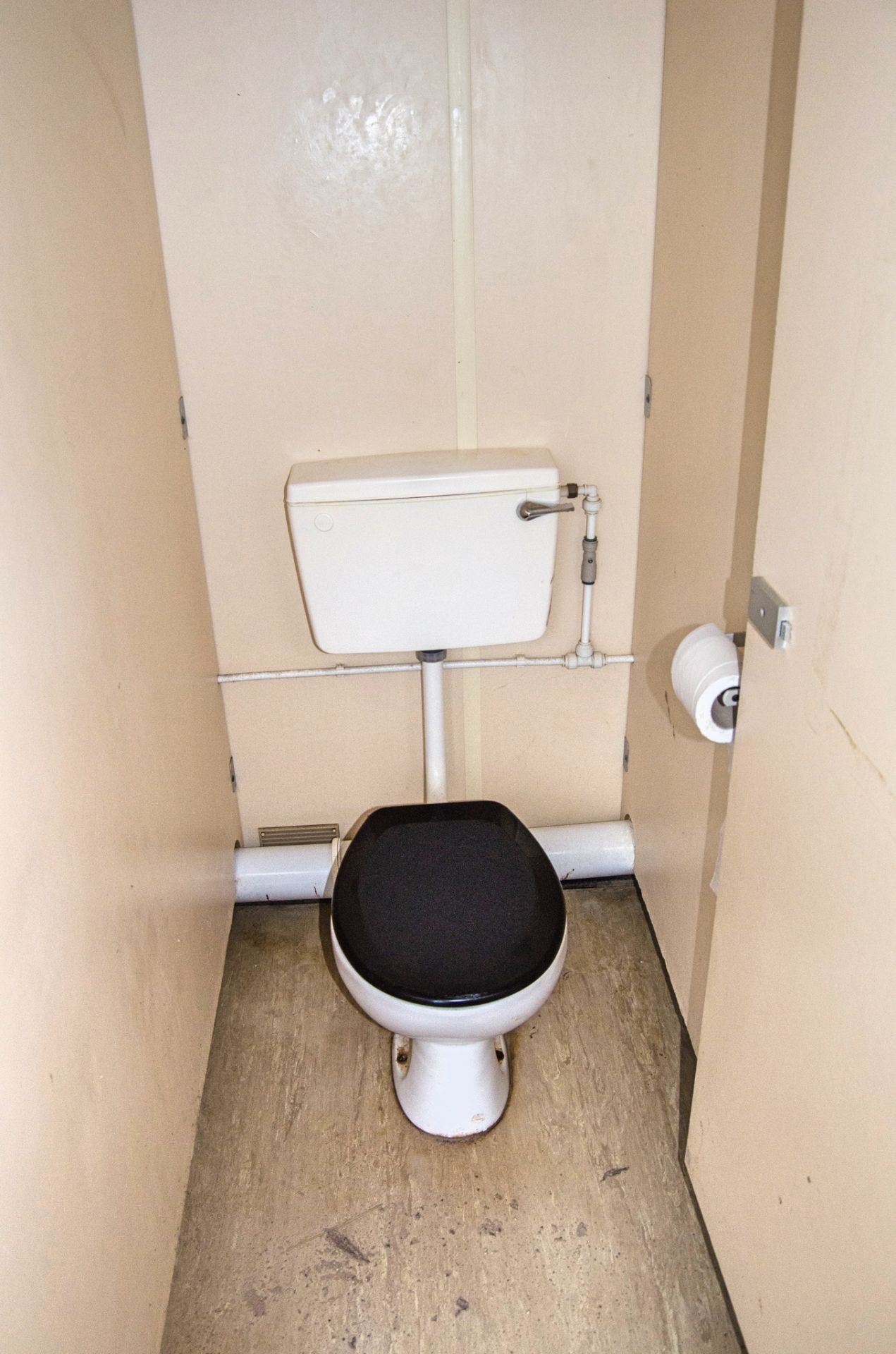 21 ft x 9 ft steel jack leg 4 + 1 toilet site unit Comprising of: Gents toilet (4 - cubicles, 4 - - Image 9 of 10