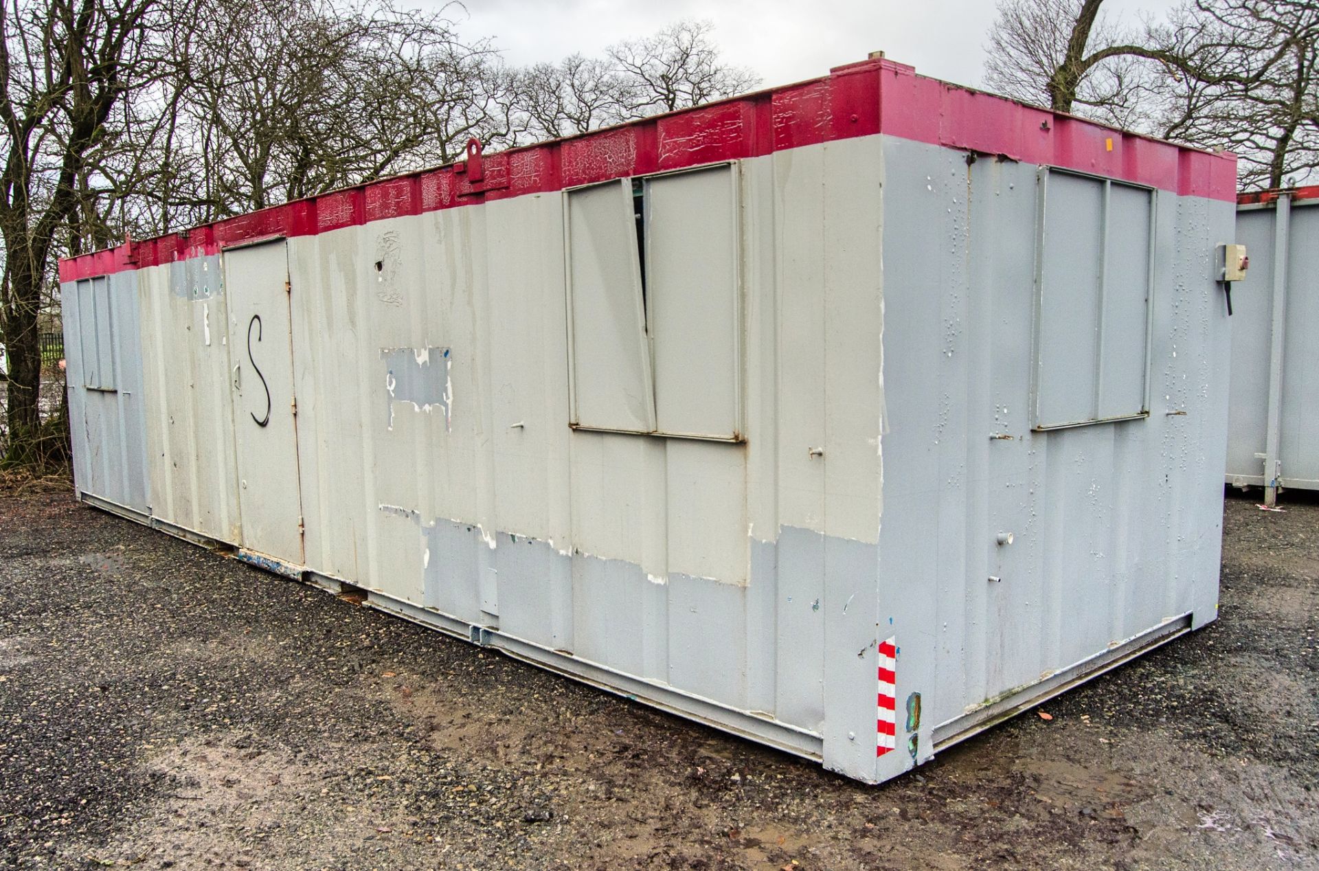 32 ft x 10 ft steel anti vandal office site unit Comprising of: 2 - offices & lobby area c/w keys - Image 2 of 7