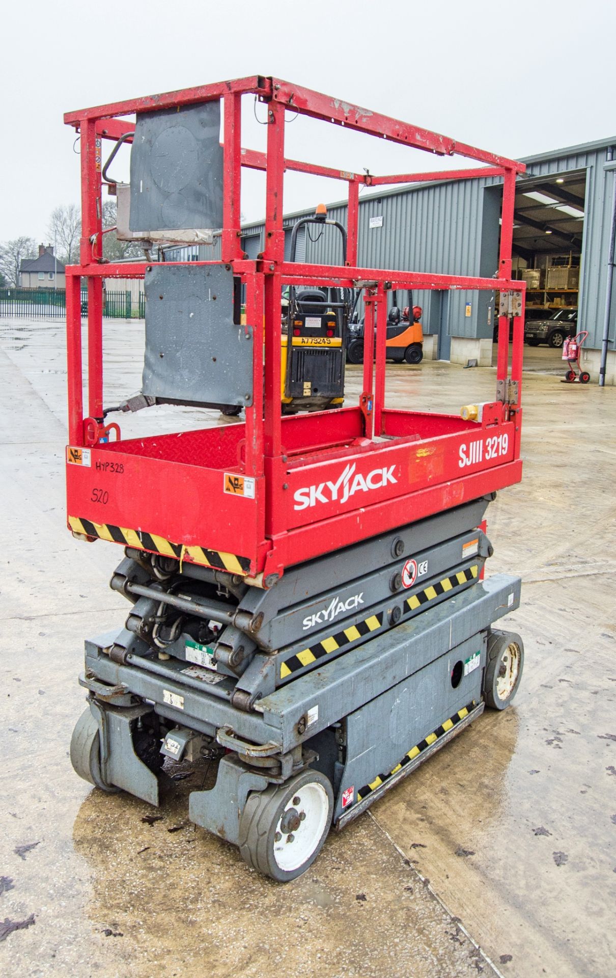 Skyjack SJIII 3219 battery electric scissor lift access platform Year: 2014 S/N: 22067577 HYP328 - Image 3 of 9