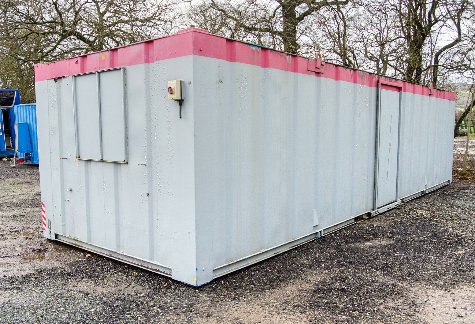 32 ft x 10 ft steel anti vandal office site unit Comprising of: 2 - offices & lobby area c/w keys - Image 3 of 7