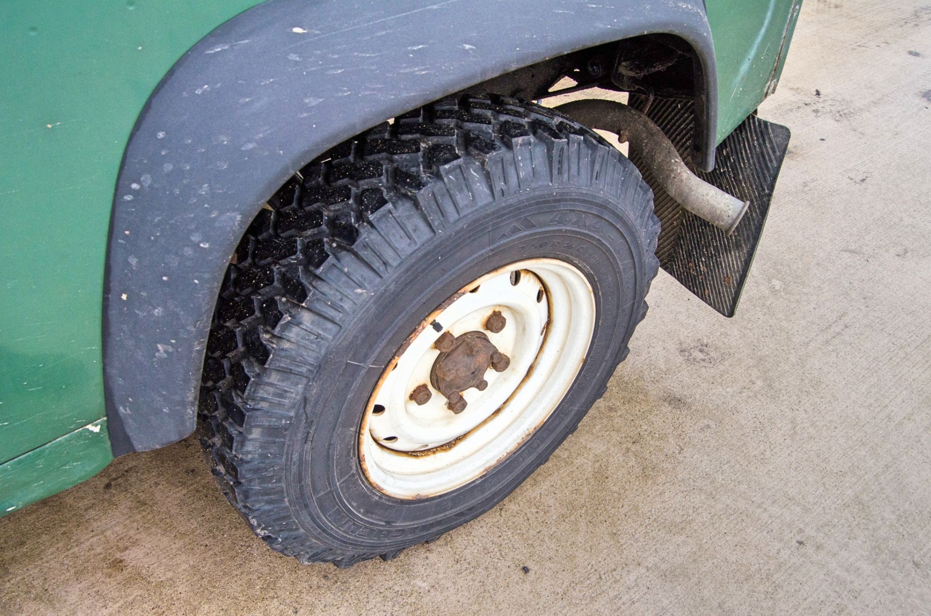 Land Rover Defender 90 2.5 Tdi 4 wheel drive utility vehicle Registration Number: N207 PVL Date of - Image 18 of 32