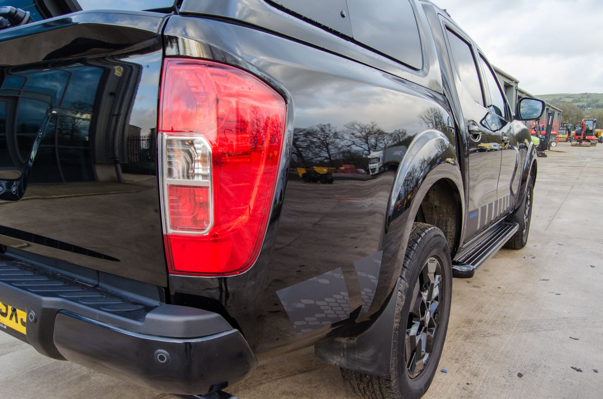 Nissan Navara N-Guard 2.3 DCI Automatic 4 wheel drive pick up Registration Number: YF71 SXJ Date - Image 15 of 39