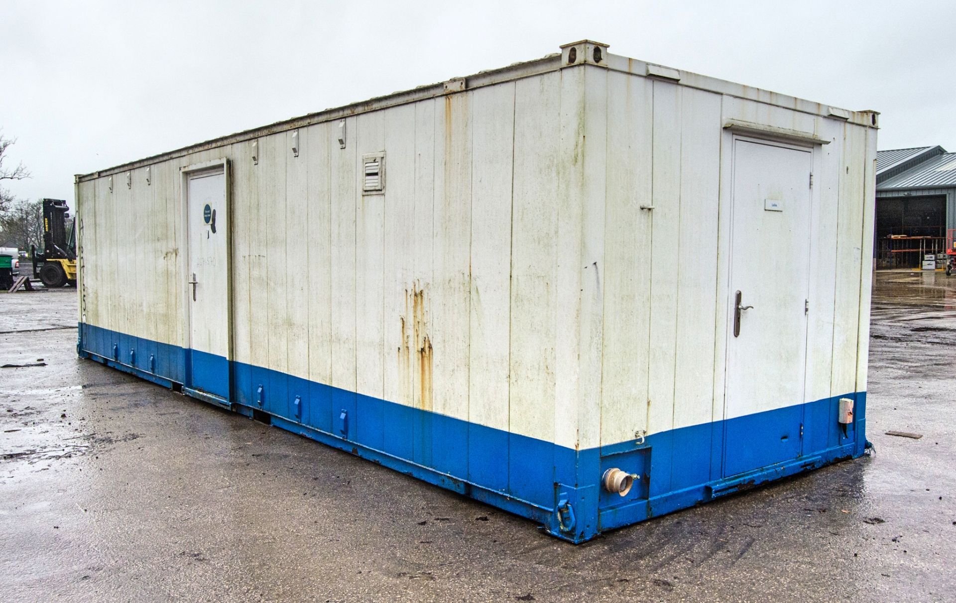 32 ft x 10 ft steel toilet/shower site unit Comprising of: Gents toilet (5 - cubicles, 5 - - Image 3 of 14