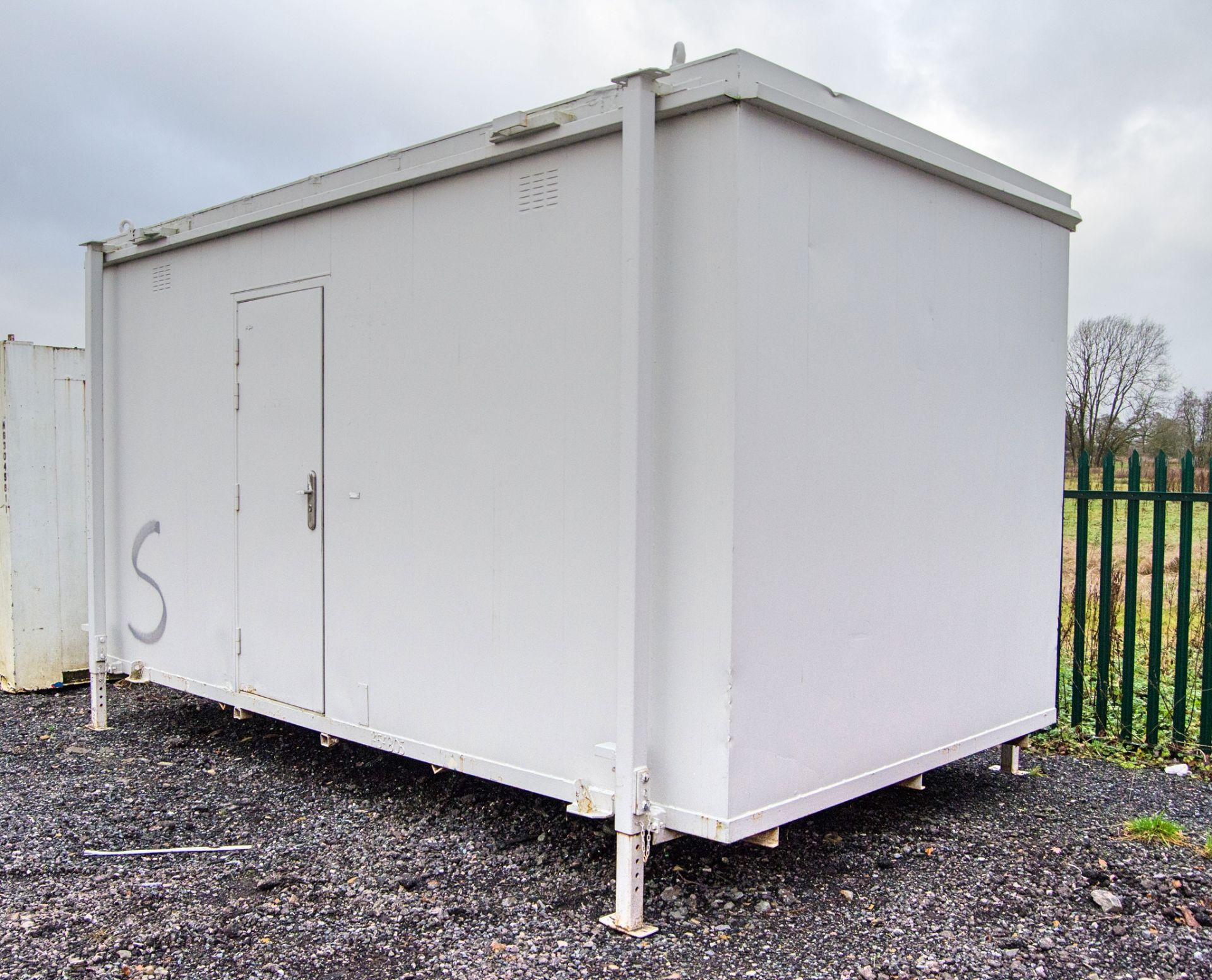 16 ft x 9 ft steel jack leg 3 + 1 toilet site unit Comprising of: Gents toilet (3 - cubicles, 2 - - Bild 2 aus 11