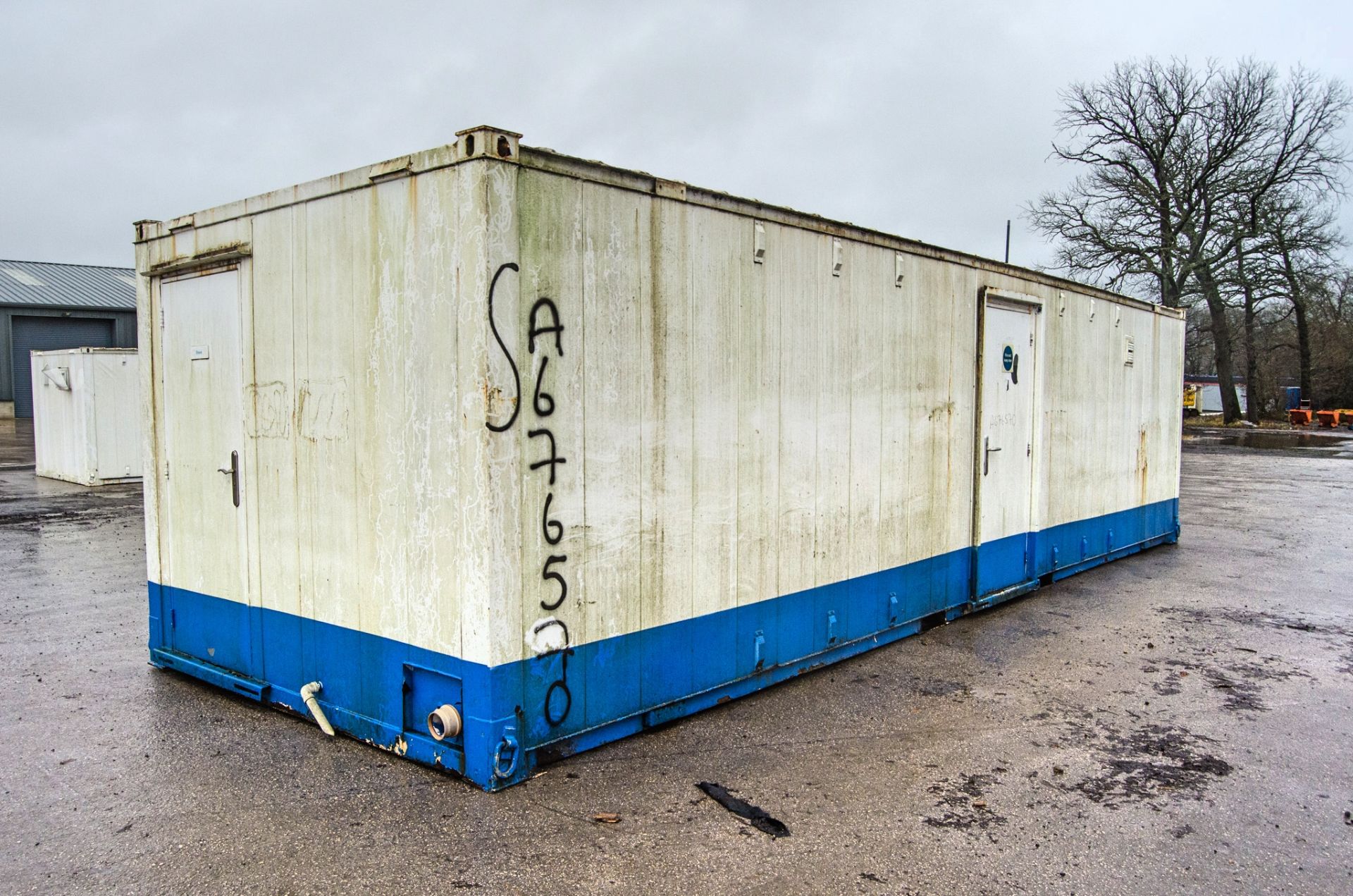 32 ft x 10 ft steel toilet/shower site unit Comprising of: Gents toilet (5 - cubicles, 5 - - Image 4 of 14