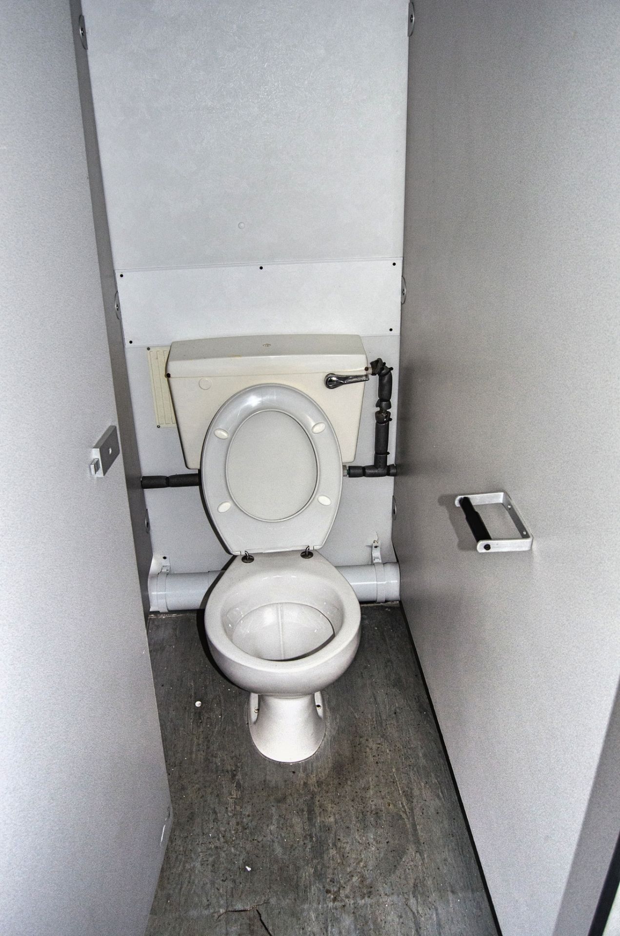 16 ft x 9 ft steel jack leg 3 + 1 toilet site unit Comprising of: Gents toilet (3 - cubicles, 2 - - Bild 7 aus 11