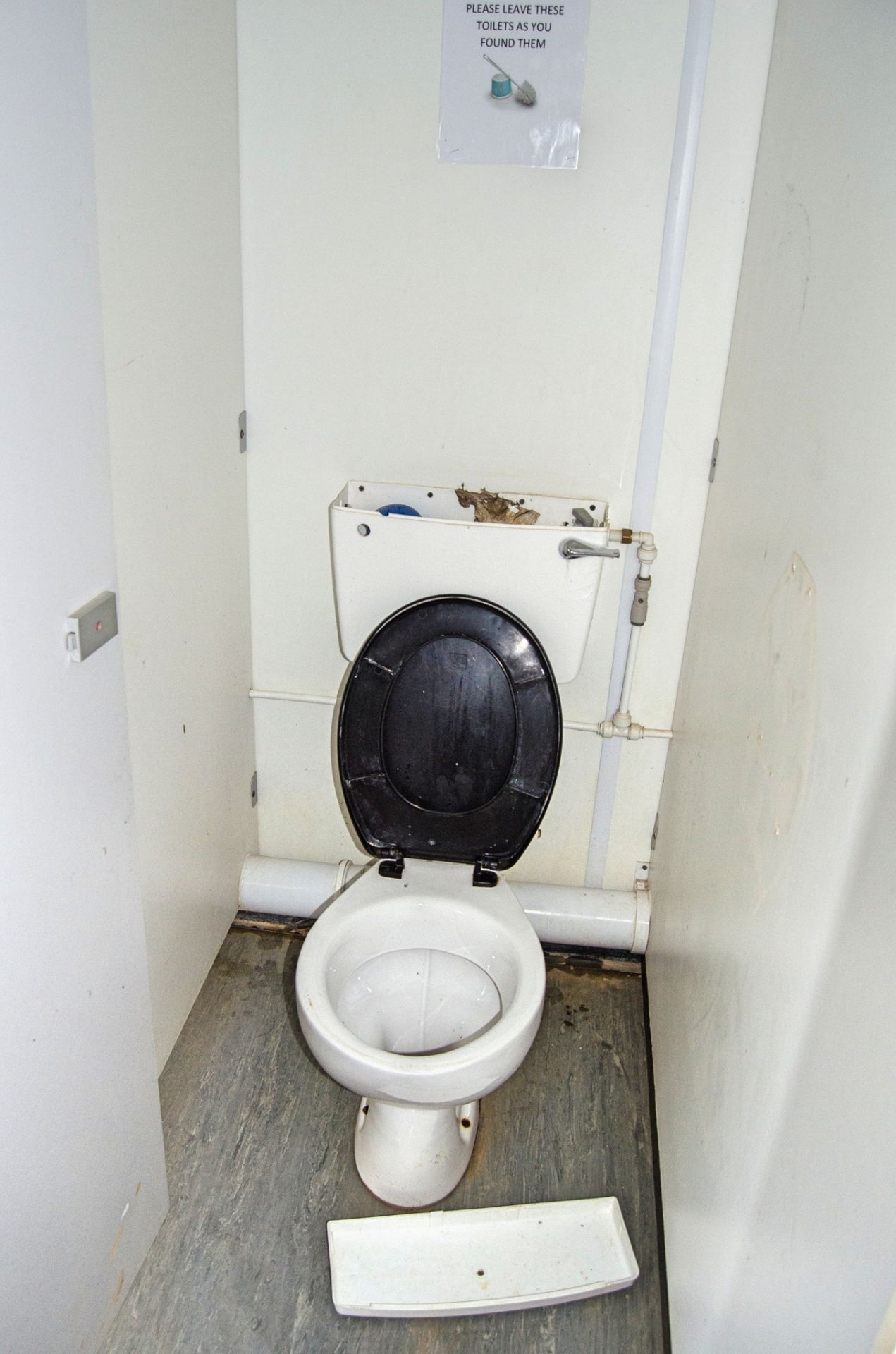 21 ft x 9 ft steel jack leg 4 + 1 toilet site unit Comprising of: Gents toilet (4 - cubicles, 4 - - Image 8 of 11