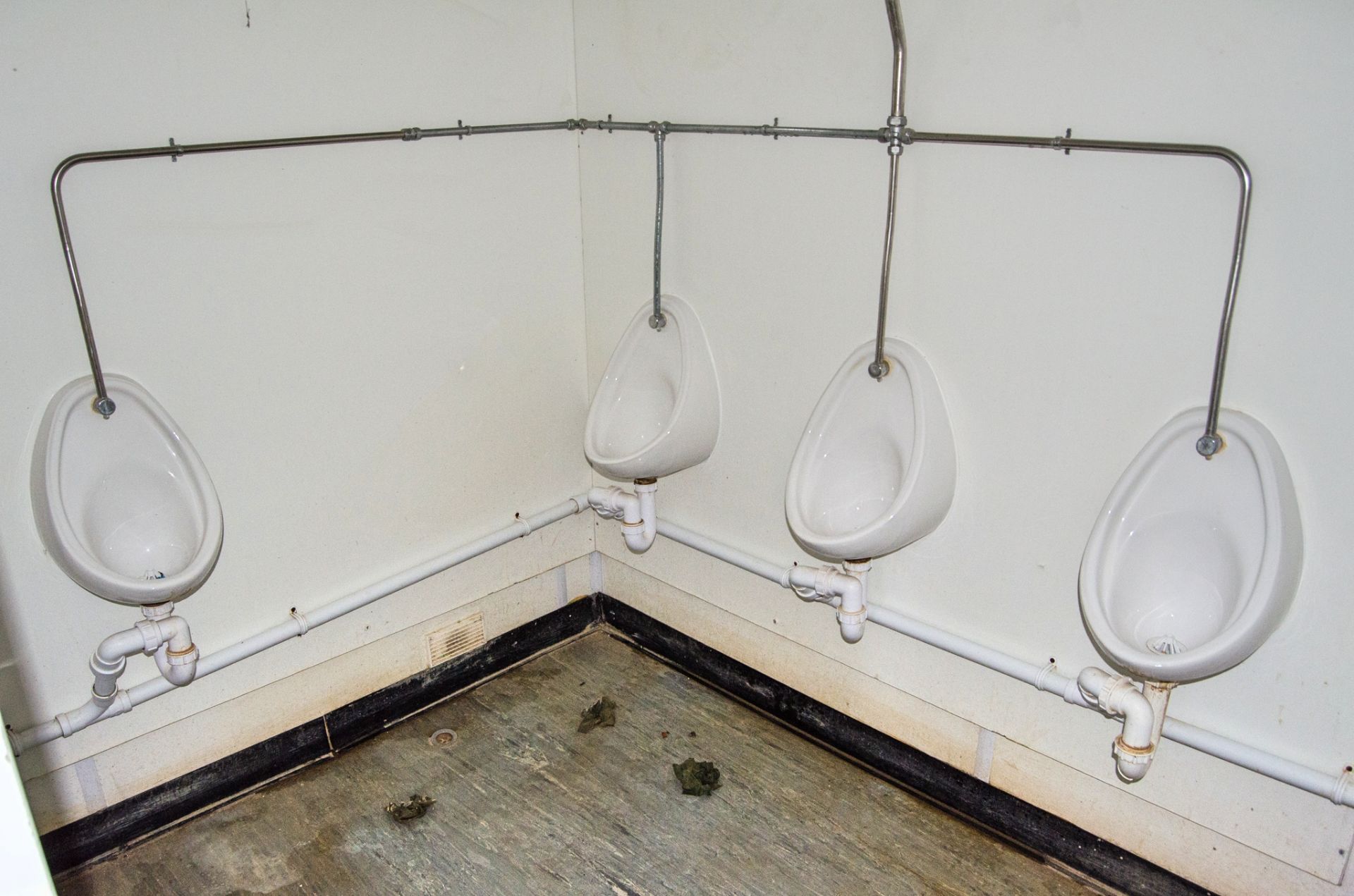 21 ft x 9 ft steel jack leg 4 + 1 toilet site unit Comprising of: Gents toilet (4 - cubicles, 4 - - Image 10 of 11