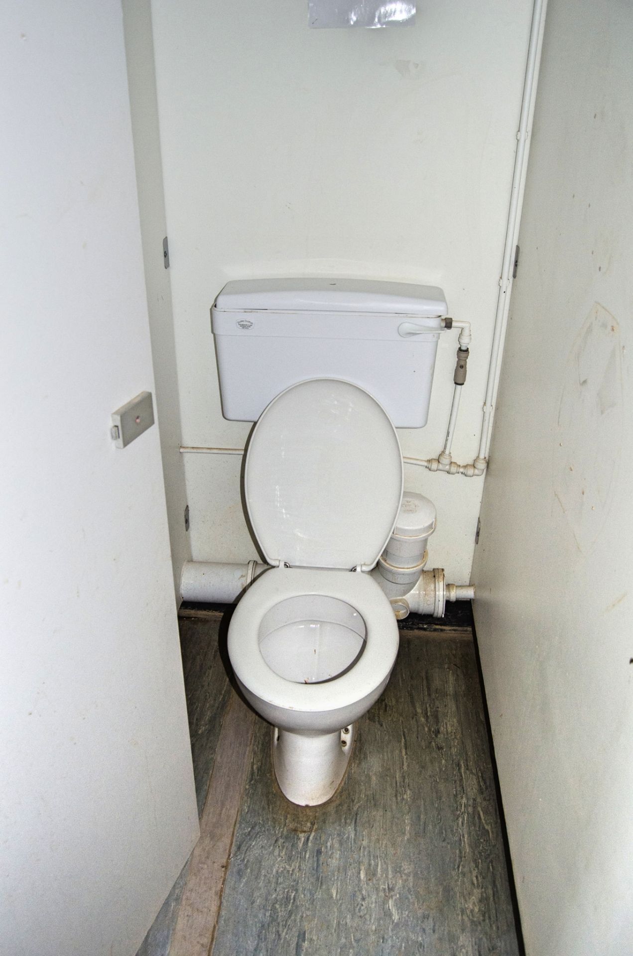 21 ft x 9 ft steel jack leg 4 + 1 toilet site unit Comprising of: Gents toilet (4 - cubicles, 4 - - Image 9 of 11