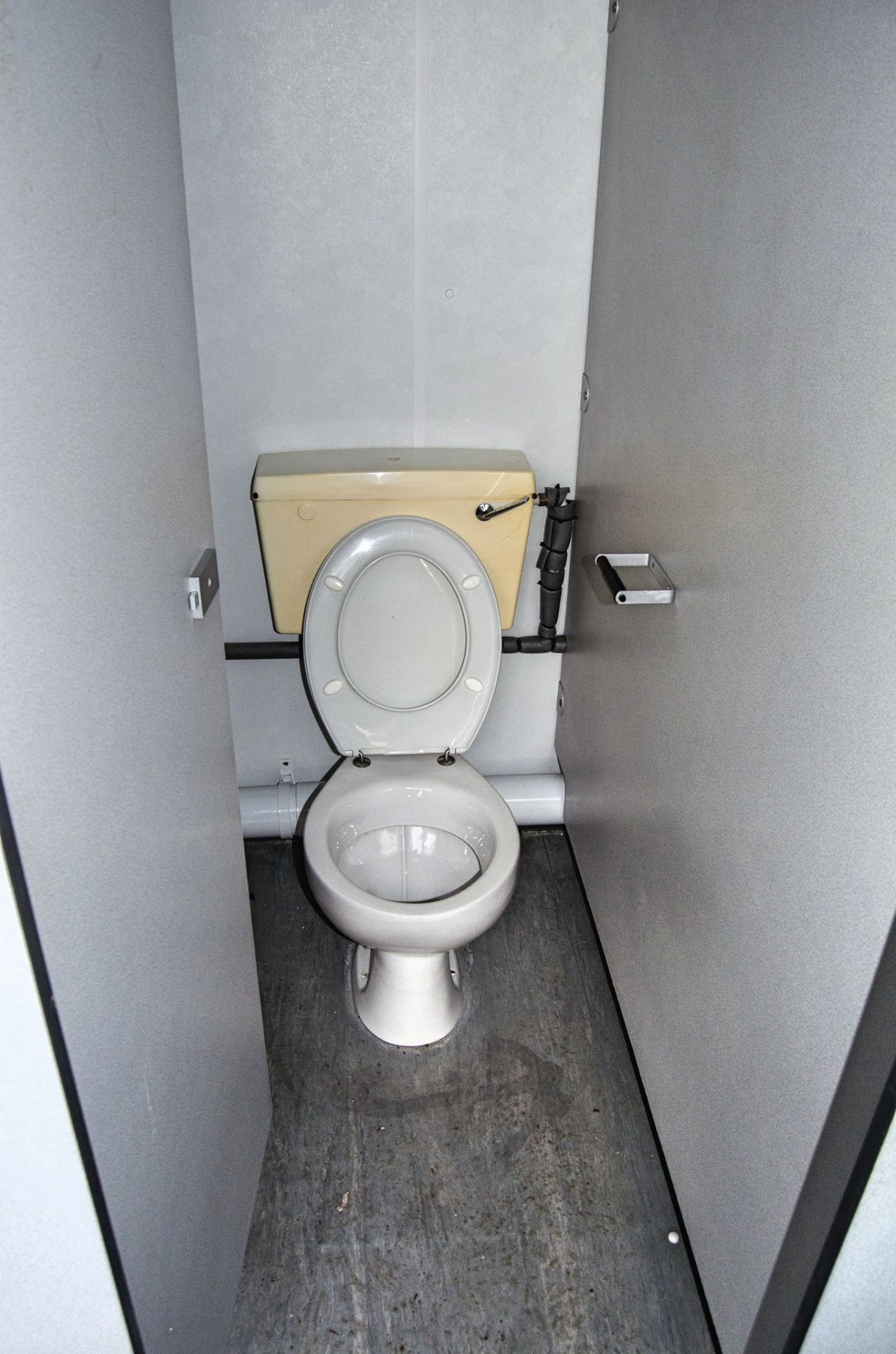16 ft x 9 ft steel jack leg 3 + 1 toilet site unit Comprising of: Gents toilet (3 - cubicles, 2 - - Bild 6 aus 11