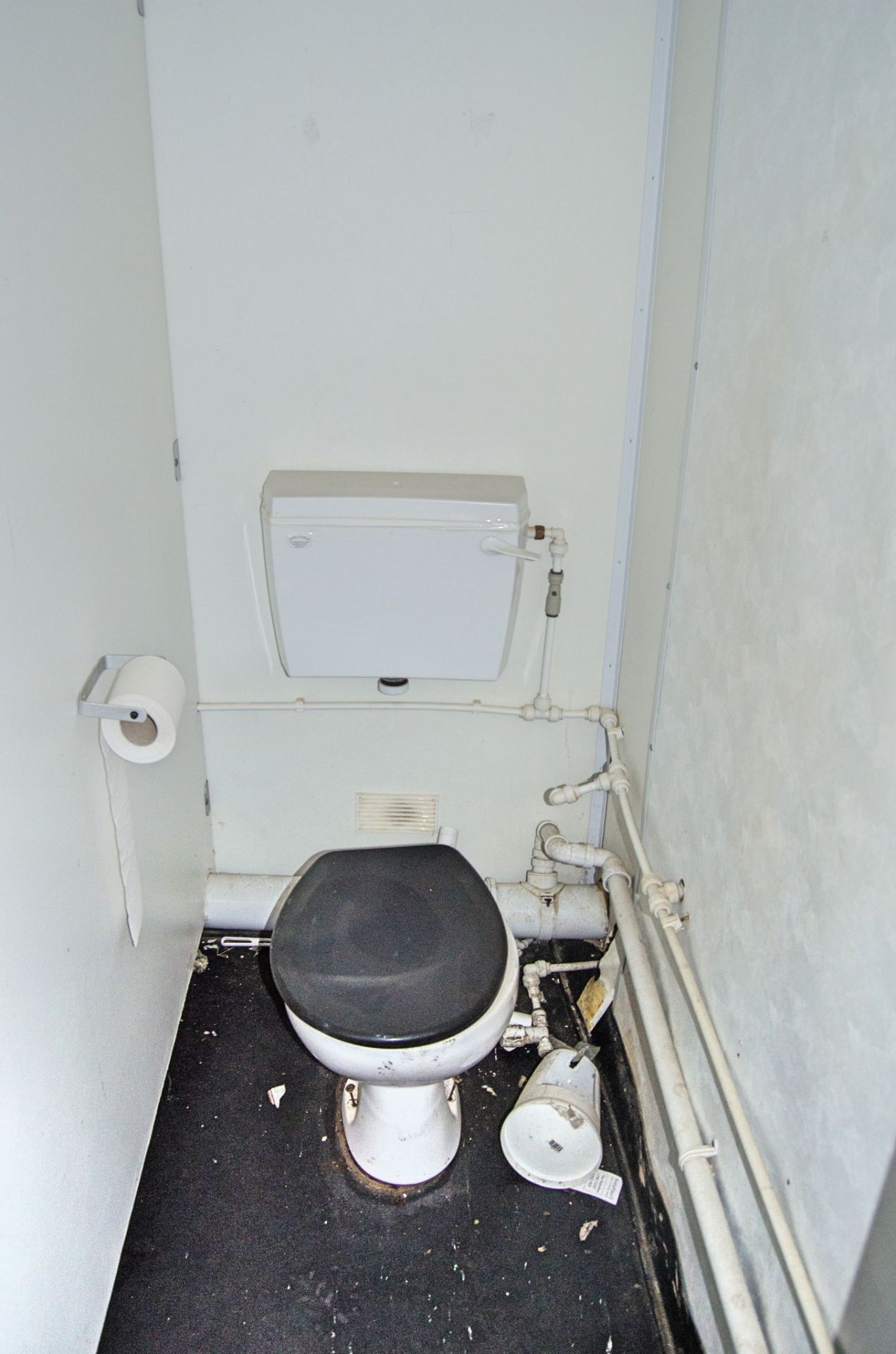 32 ft x 10 ft steel toilet/shower site unit Comprising of: Gents toilet (5 - cubicles, 5 - - Image 14 of 14