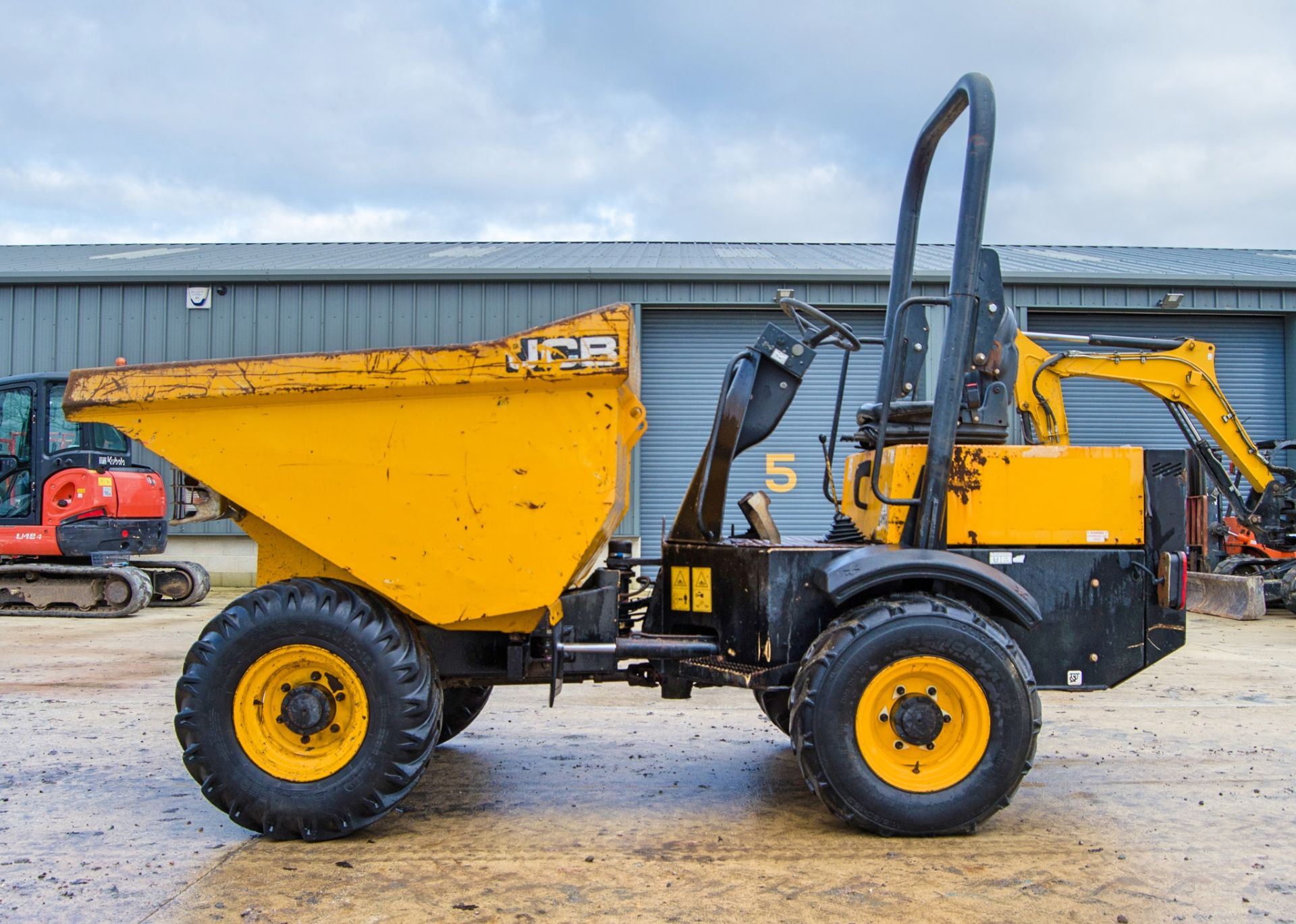 JCB 3 tonne straight skip dumper Year: 2015 S/N: EFFRE8399 Recorded Hours: 1225 - Image 7 of 23