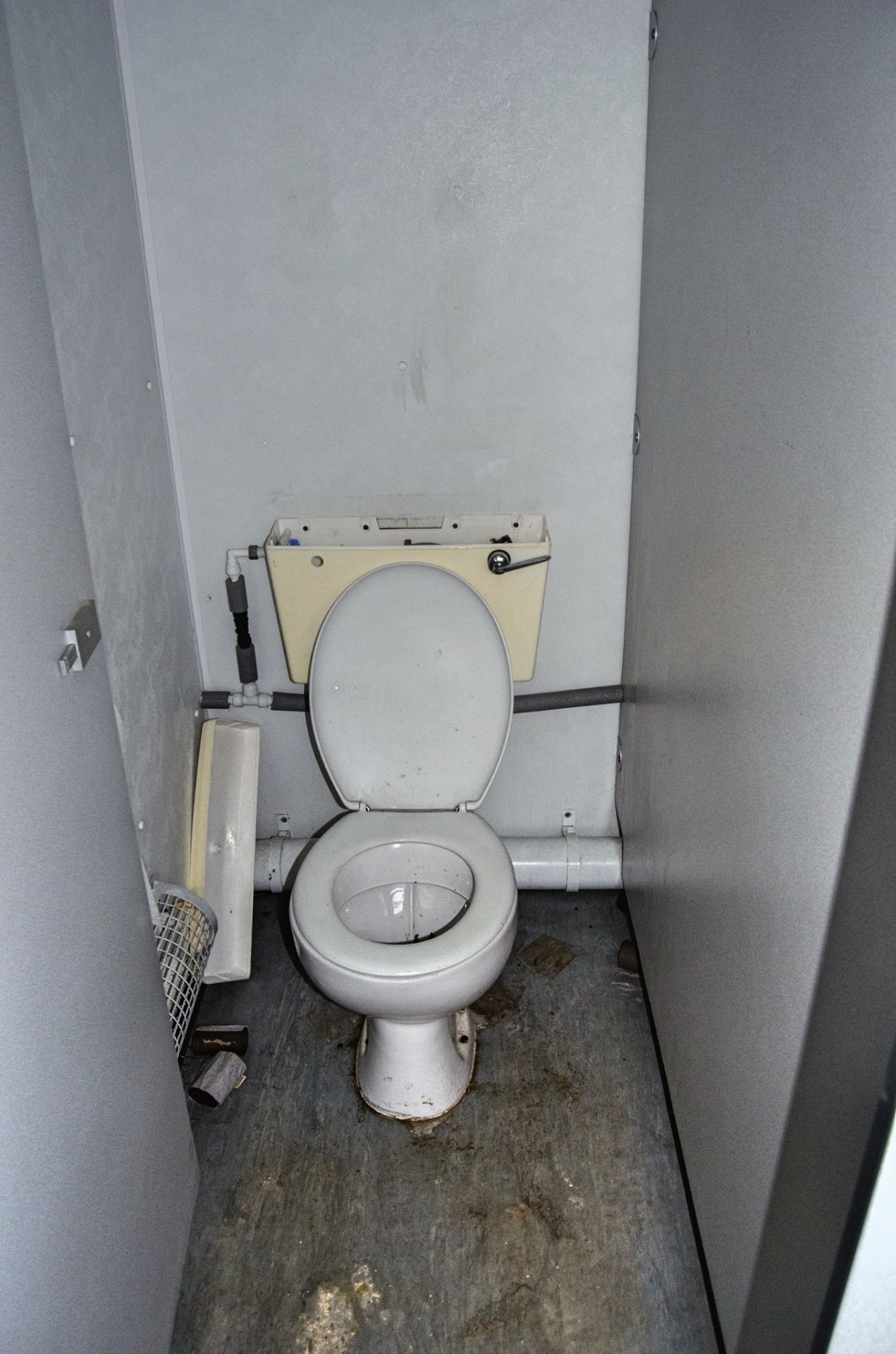 16 ft x 9 ft steel jack leg 3 + 1 toilet site unit Comprising of: Gents toilet (3 - cubicles, 3 - - Image 9 of 9