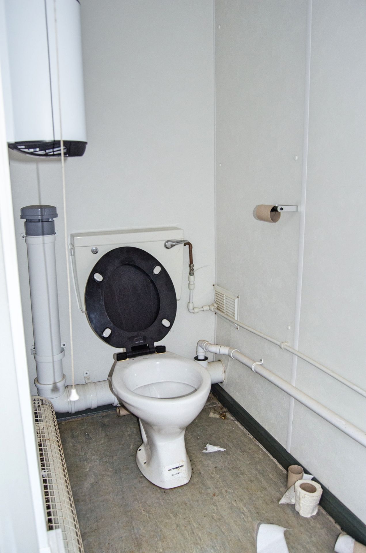 16 ft x 9 ft steel jack leg 3 + 1 toilet site unit Comprising of: Gents toilet (3 - cubicles, 3 - - Image 10 of 11