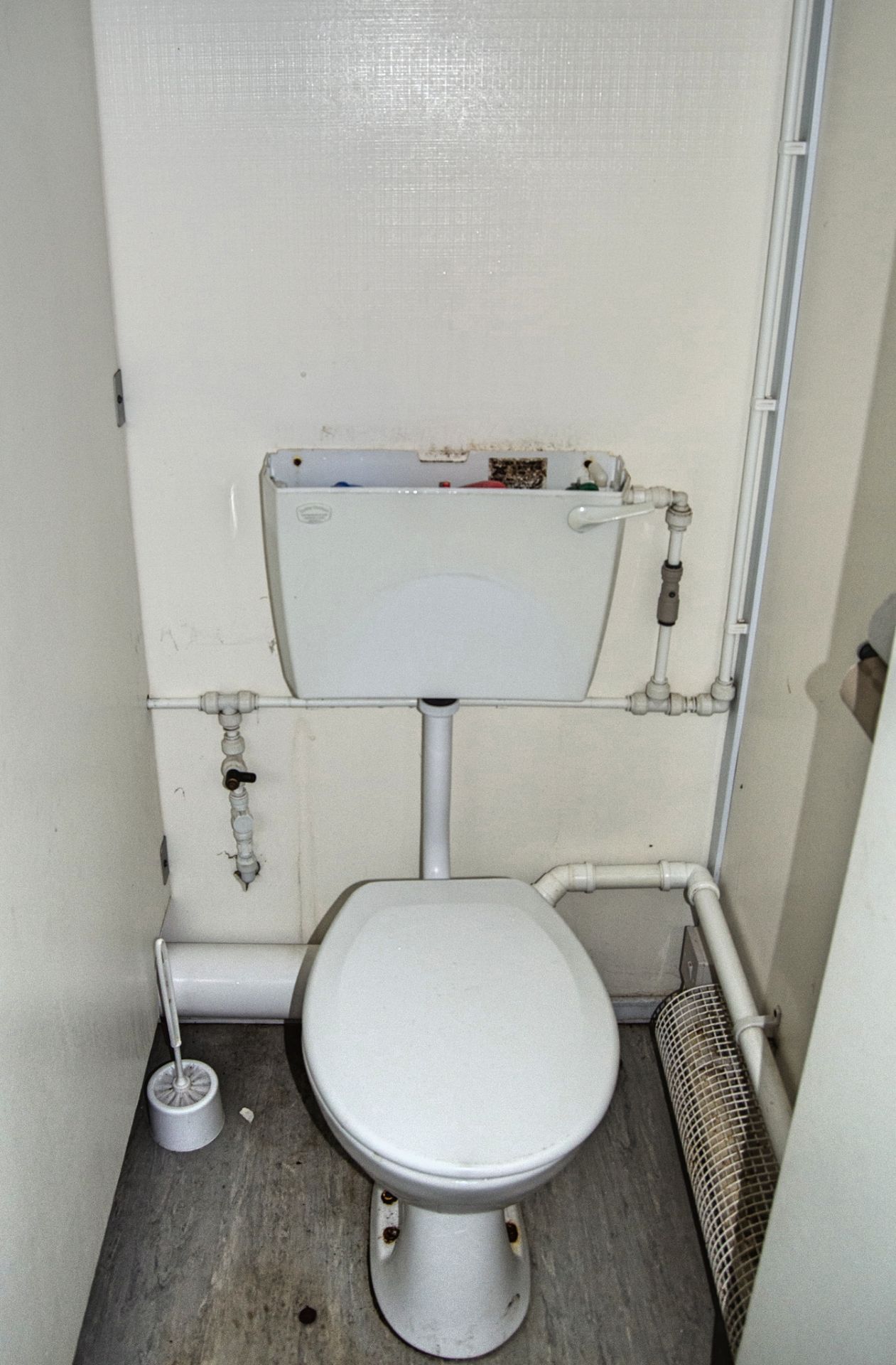 12 ft x 8 ft steel jack leg 2+1 toilet site unit Comprising of: Gents toilet (2 - cubicles, 2 - - Image 8 of 10
