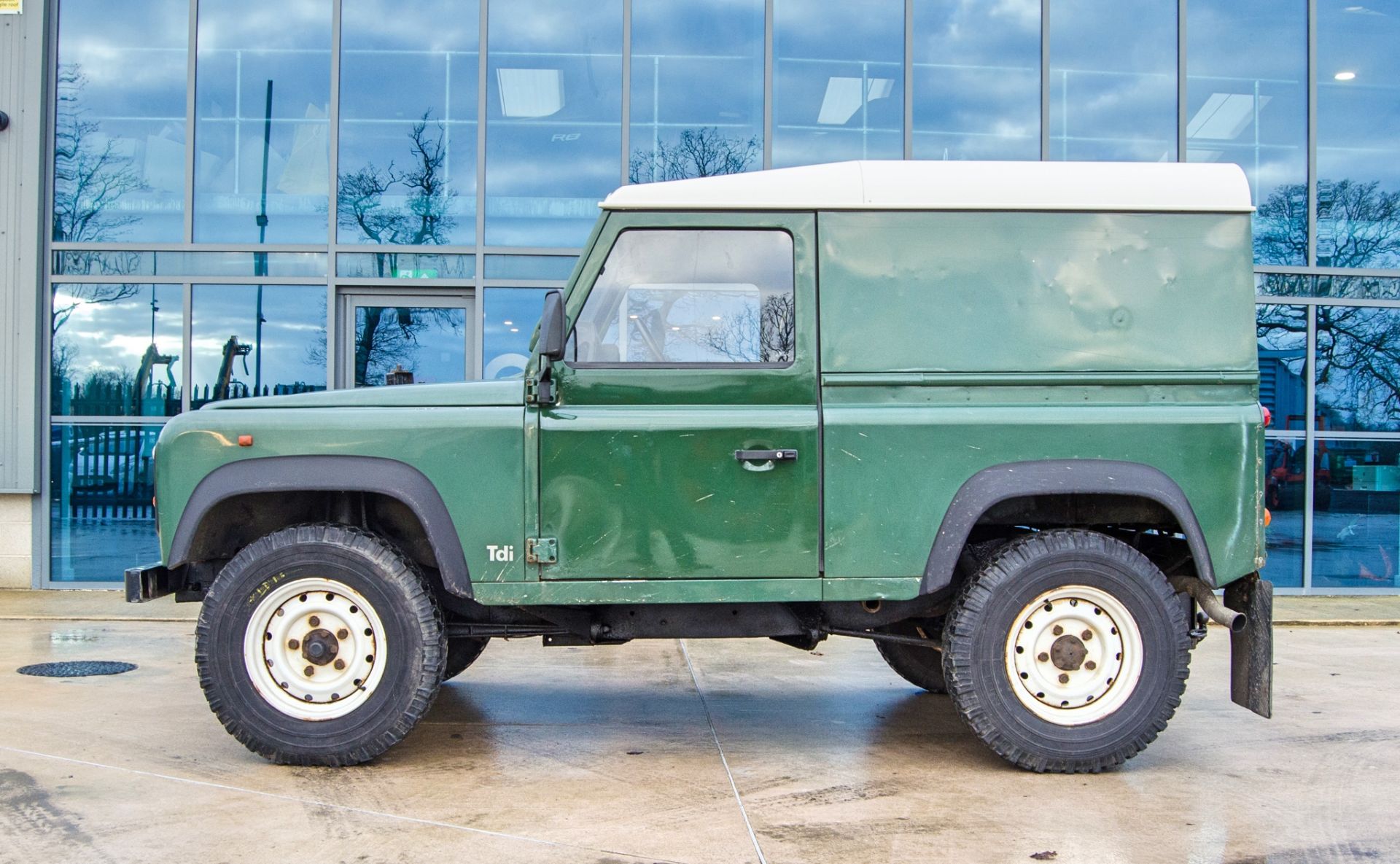 Land Rover Defender 90 2.5 Tdi 4 wheel drive utility vehicle Registration Number: N207 PVL Date of - Image 7 of 32