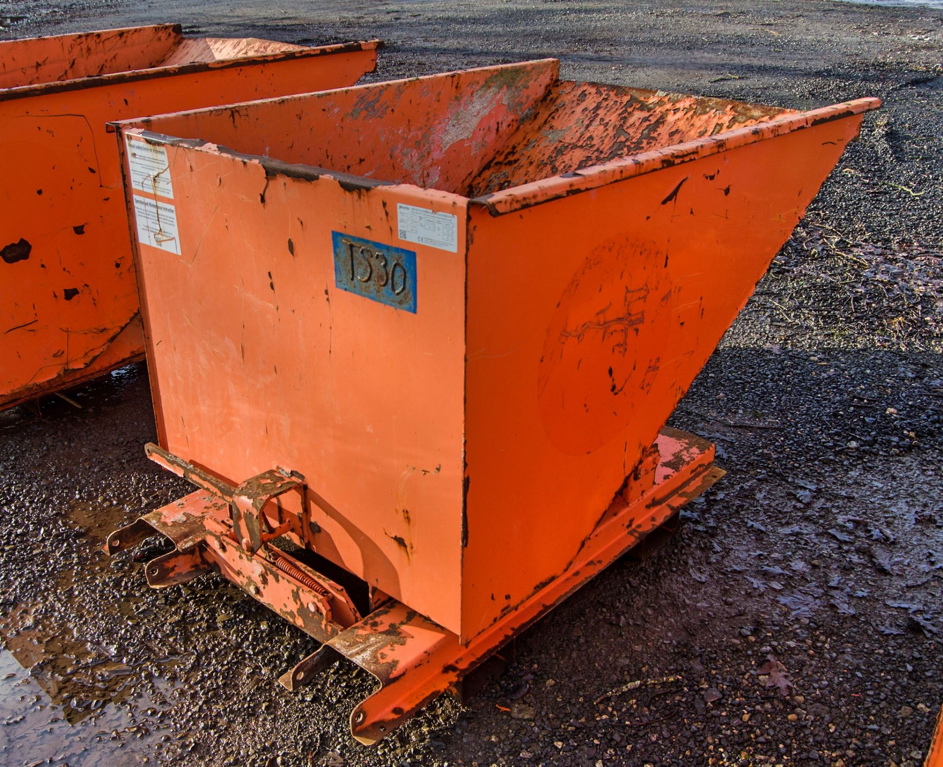 Invicta steel tipping skip TS30 - Image 2 of 2
