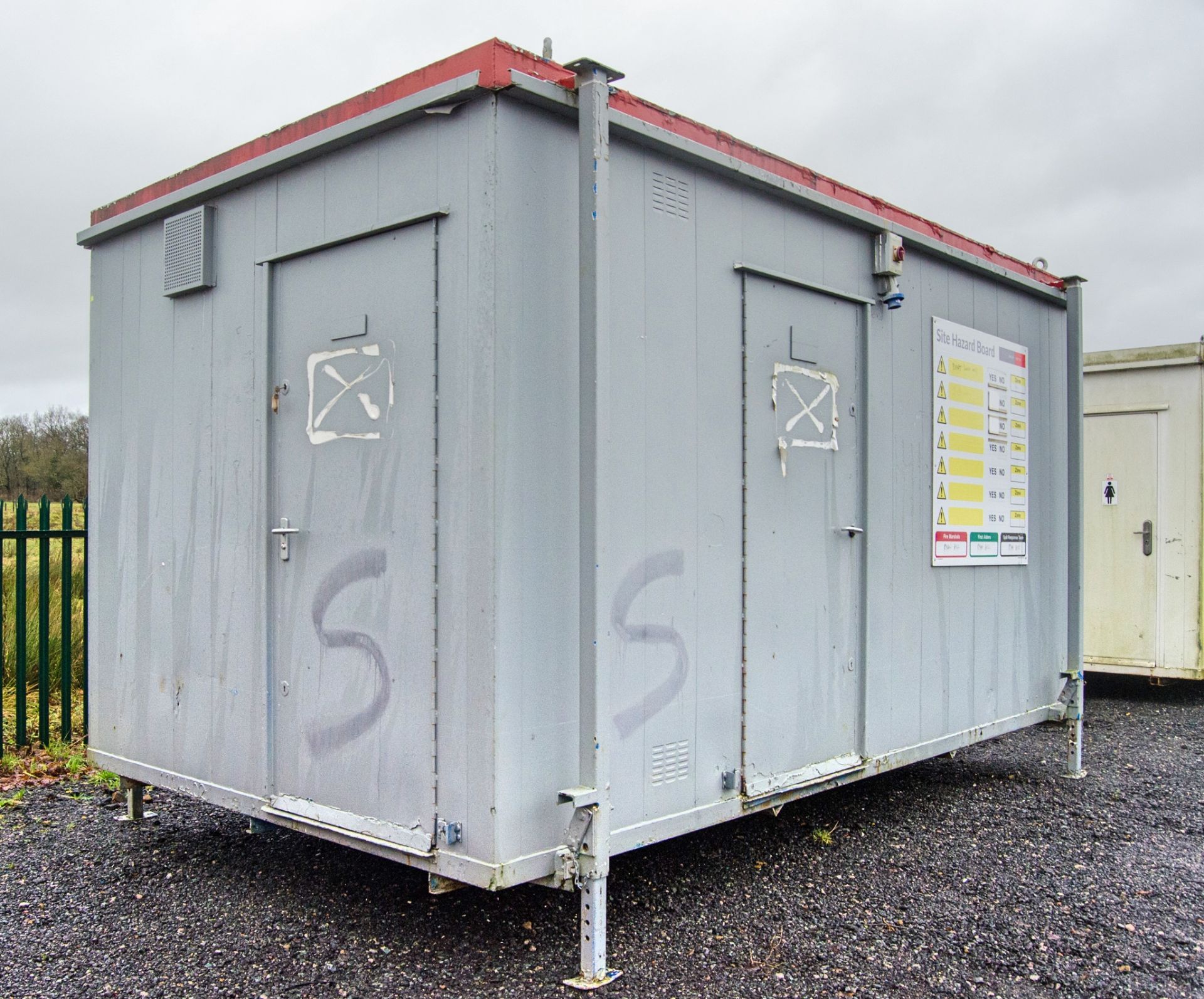 16 ft x 9 ft steel jack leg 3 + 1 toilet site unit Comprising of: Gents toilet (3 - cubicles, 3 - - Image 2 of 11