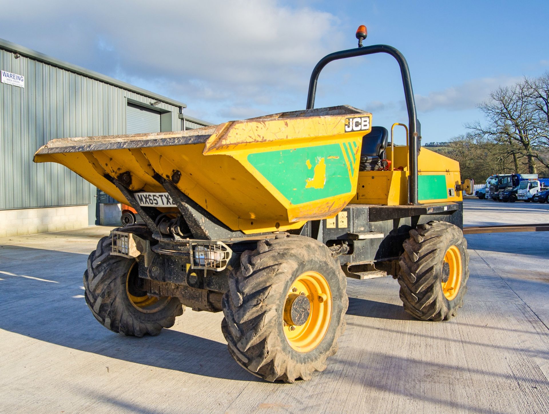 JCB 6 tonne swivel skip dumper Year: 2015 S/N: EFFRL8615 Recorded Hours: 1841 c/w V5 certificate