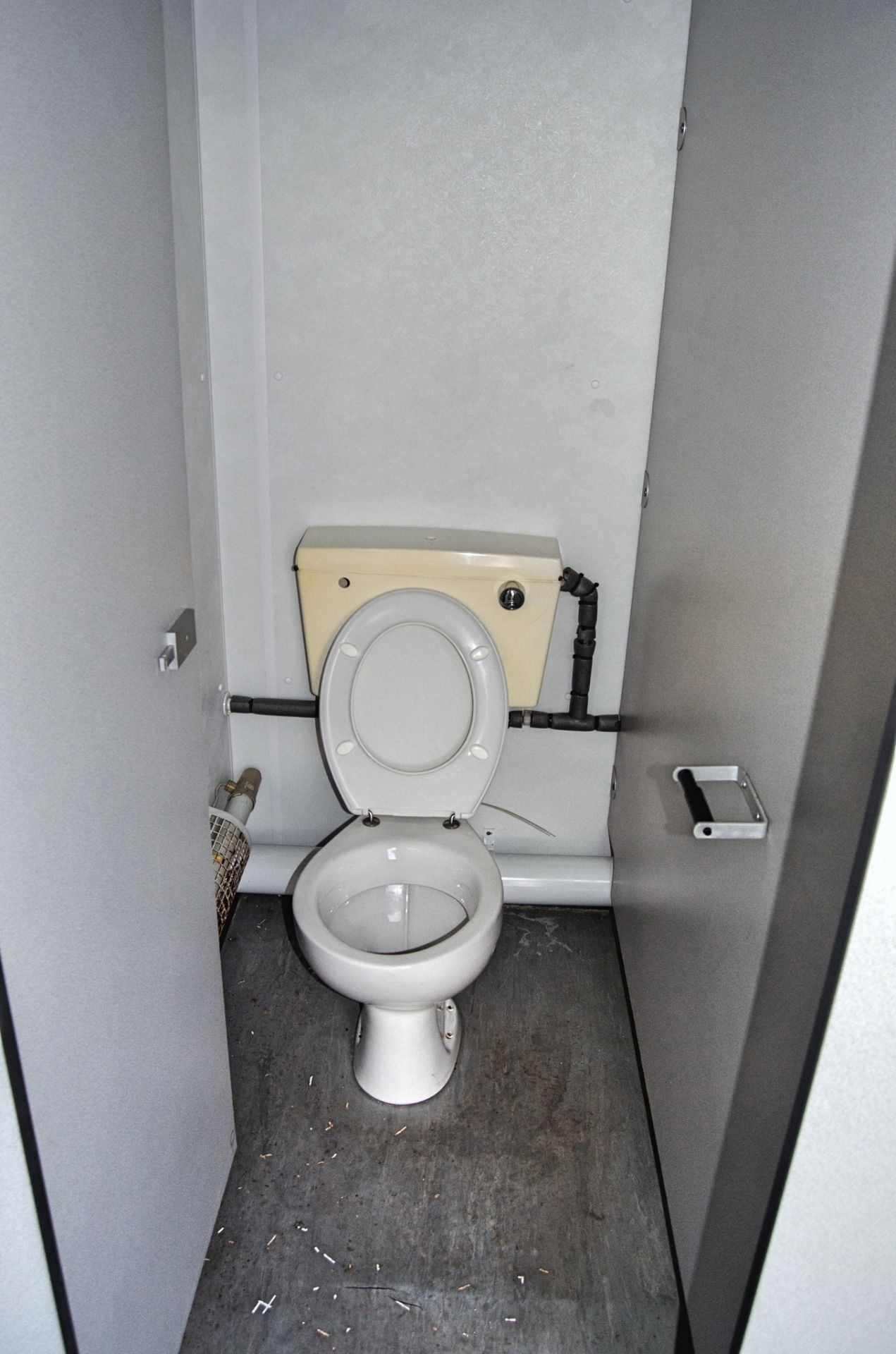 16 ft x 9 ft steel jack leg 3 + 1 toilet site unit Comprising of: Gents toilet (3 - cubicles, 2 - - Bild 5 aus 11
