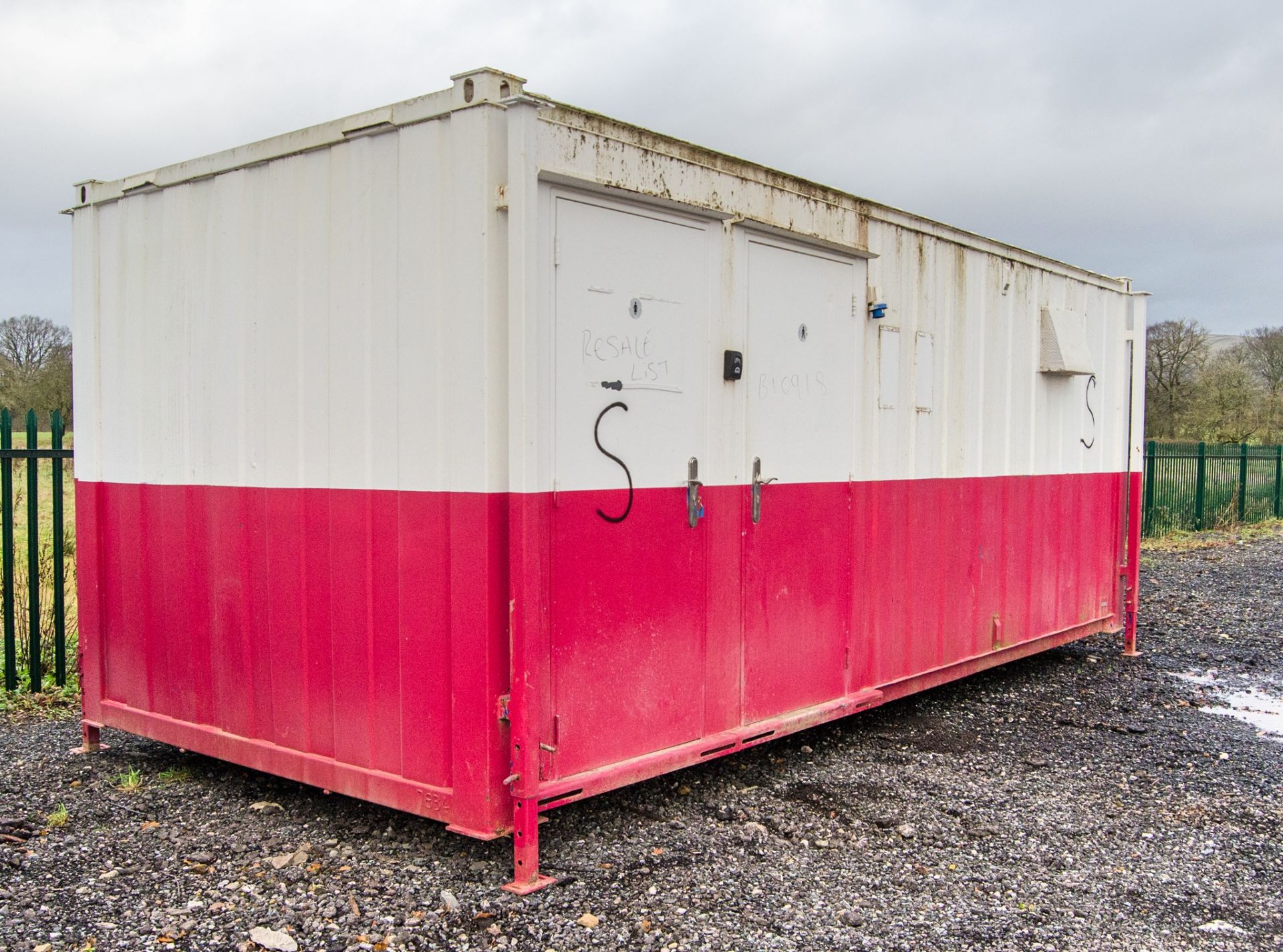 21 ft x 9 ft steel jack leg 4 + 1 toilet site unit Comprising of: Gents toilet (4 - cubicles, 4 - - Image 2 of 11