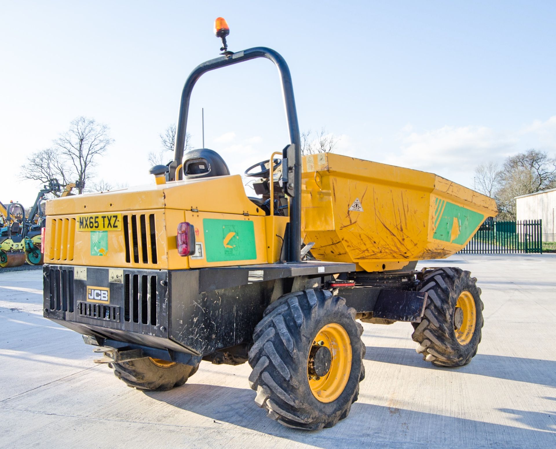 JCB 6 tonne swivel skip dumper Year: 2015 S/N: EFFRL8615 Recorded Hours: 1841 c/w V5 certificate - Image 3 of 20