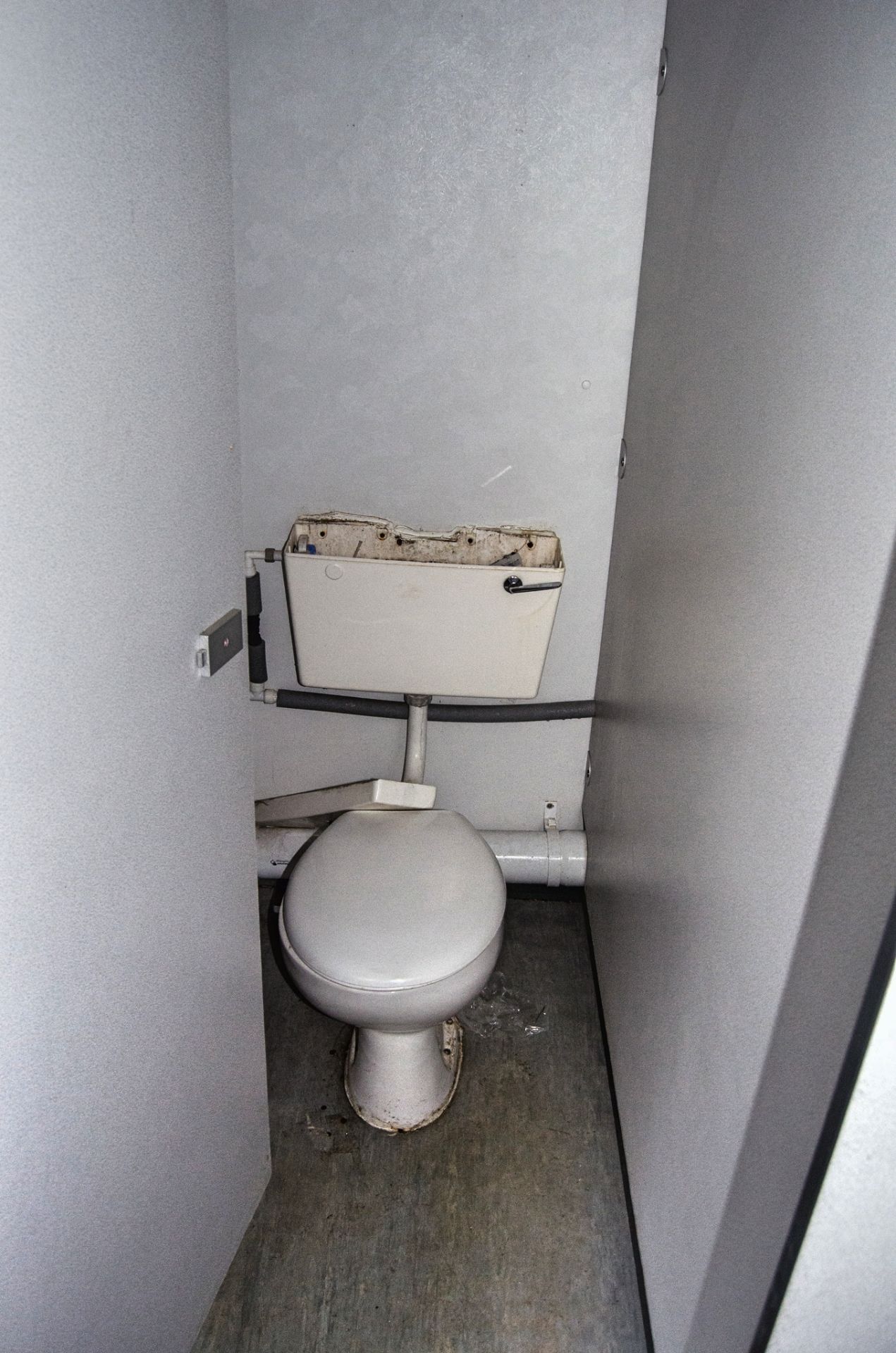 16 ft x 9 ft steel jack leg 3 + 1 toilet site unit Comprising of: Gents toilet (3 - cubicles, 3 - - Image 7 of 9