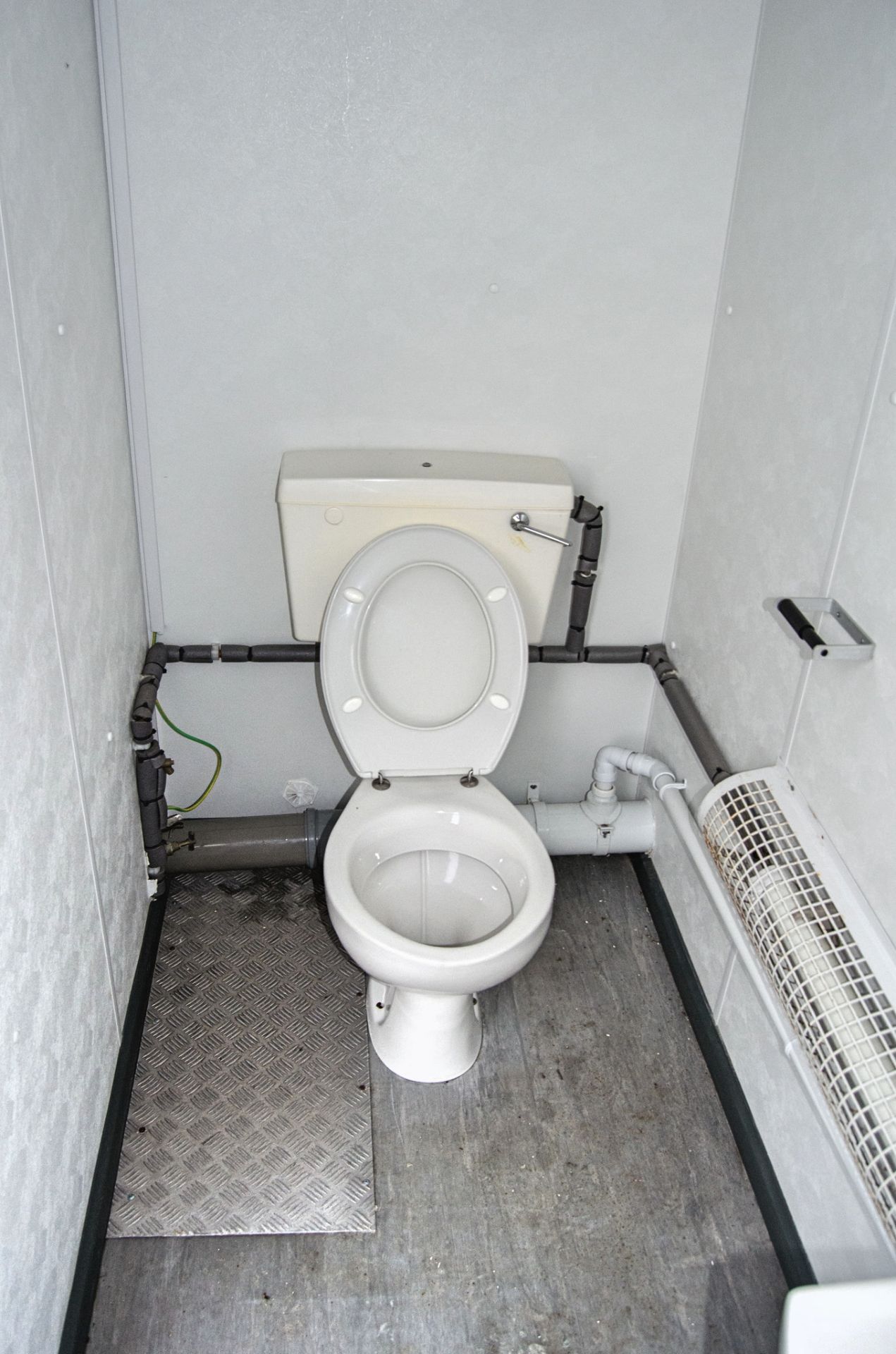 16 ft x 9 ft steel jack leg 3 + 1 toilet site unit Comprising of: Gents toilet (3 - cubicles, 2 - - Bild 10 aus 11