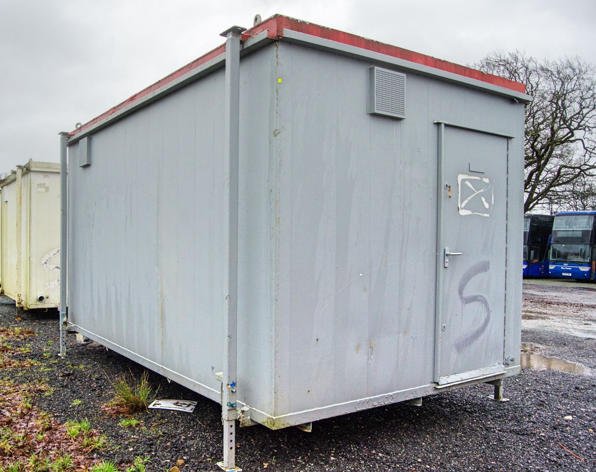 16 ft x 9 ft steel jack leg 3 + 1 toilet site unit Comprising of: Gents toilet (3 - cubicles, 3 - - Image 3 of 11