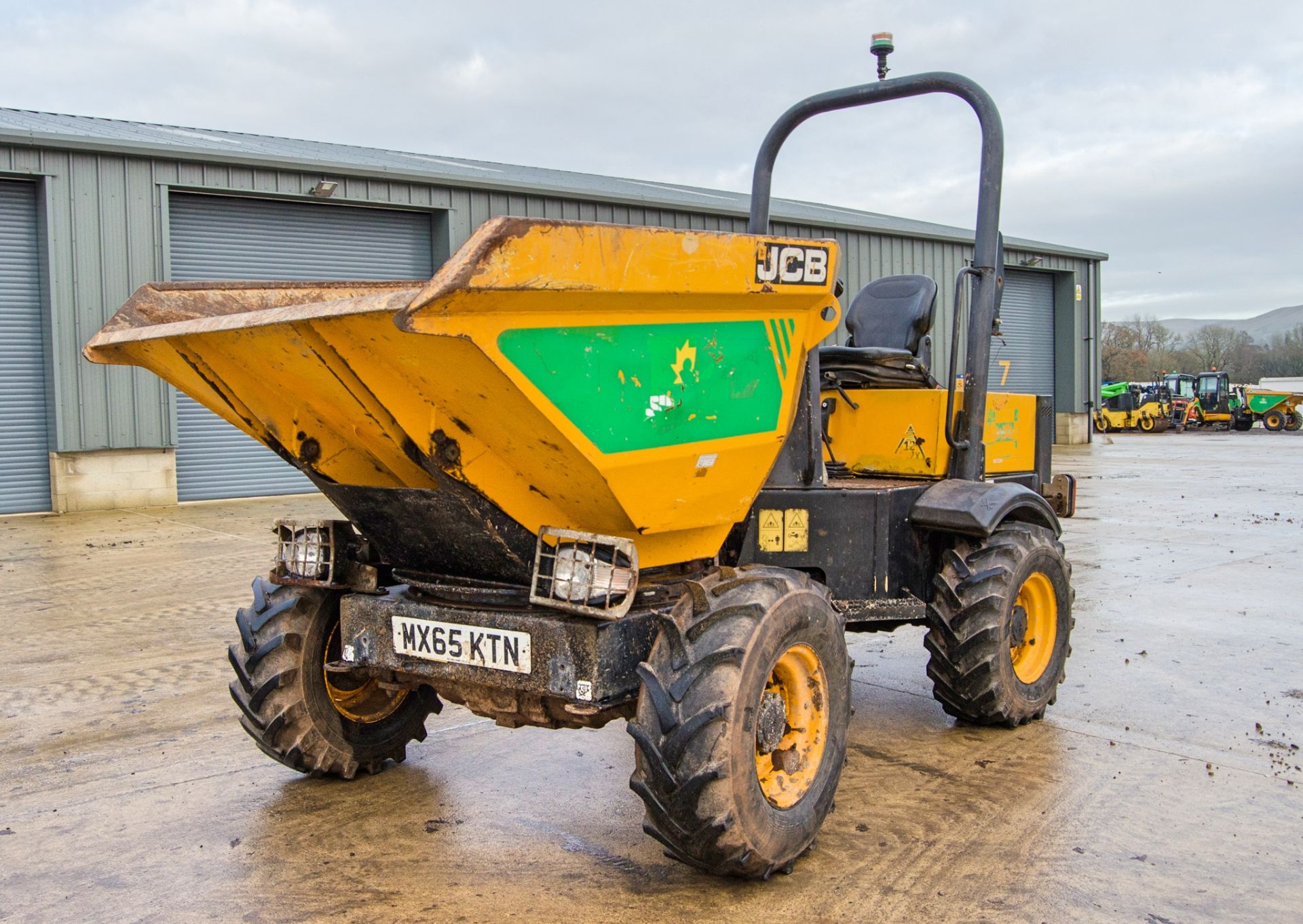 JCB 3 tonne swivel skip dumper Year: 2016 S/N: EGGRF0276 Recorded Hours: 1309 c/w V5