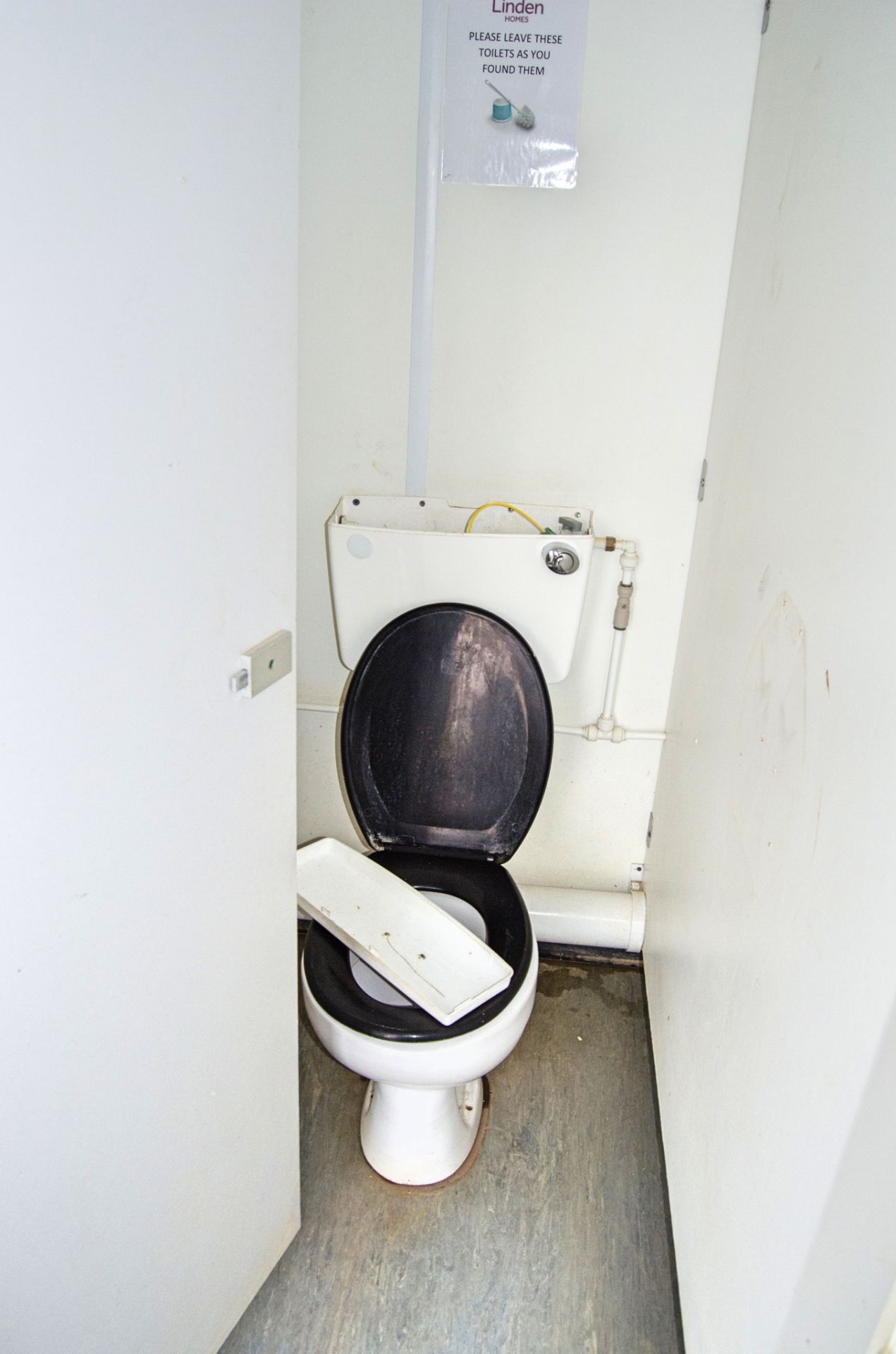 21 ft x 9 ft steel jack leg 4 + 1 toilet site unit Comprising of: Gents toilet (4 - cubicles, 4 - - Image 7 of 11