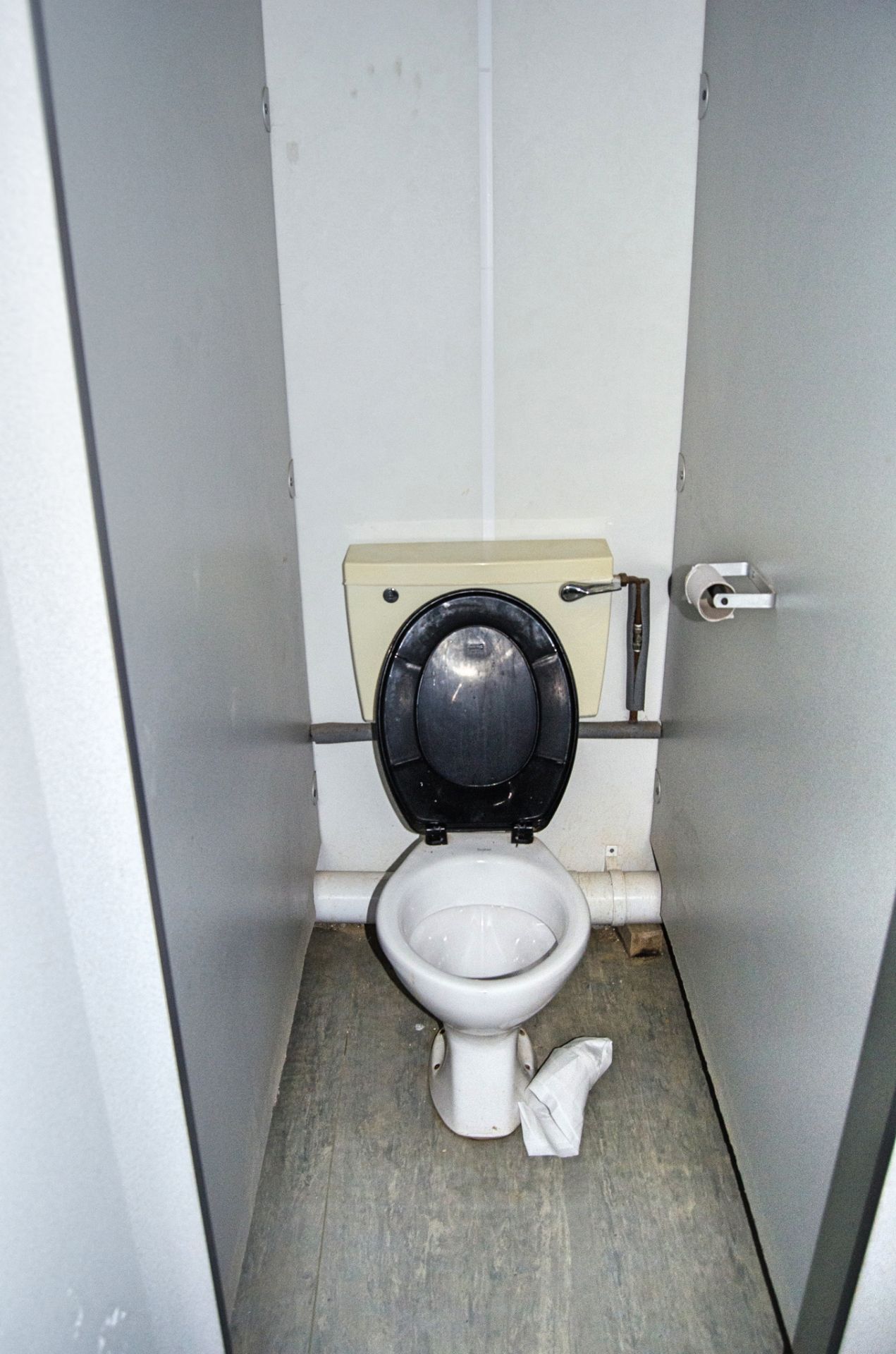 16 ft x 9 ft steel jack leg 3 + 1 toilet site unit Comprising of: Gents toilet (3 - cubicles, 3 - - Image 8 of 11