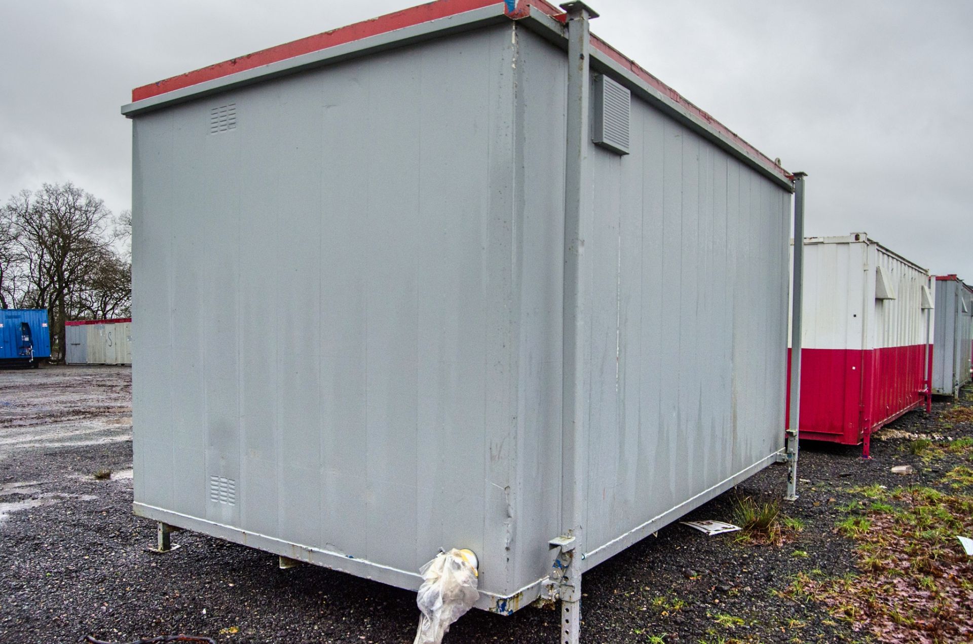 16 ft x 9 ft steel jack leg 3 + 1 toilet site unit Comprising of: Gents toilet (3 - cubicles, 3 - - Image 4 of 11