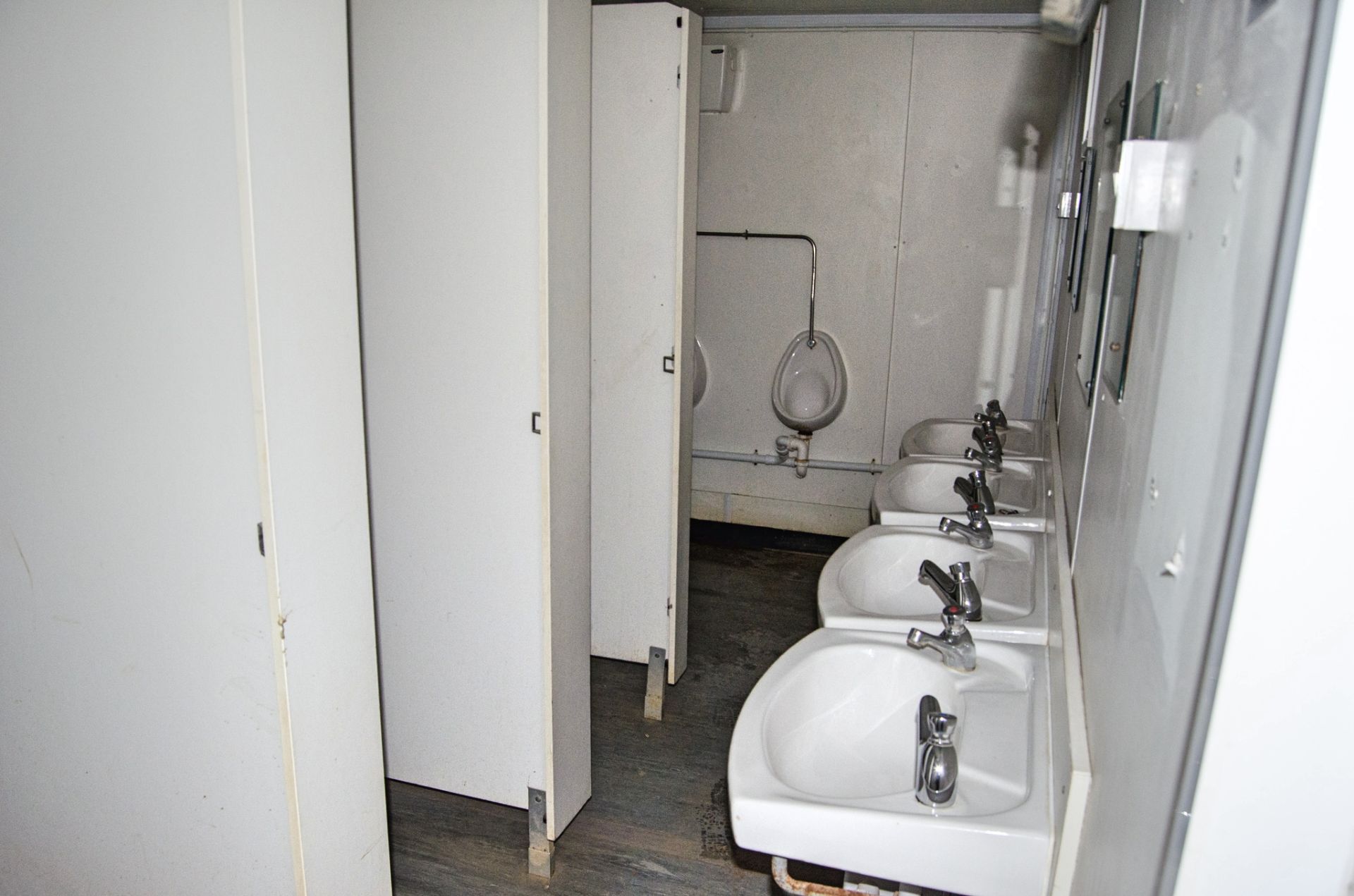 21 ft x 9 ft steel jack leg 4 + 1 toilet site unit Comprising of: Gents toilet (4 - cubicles, 4 - - Image 5 of 11