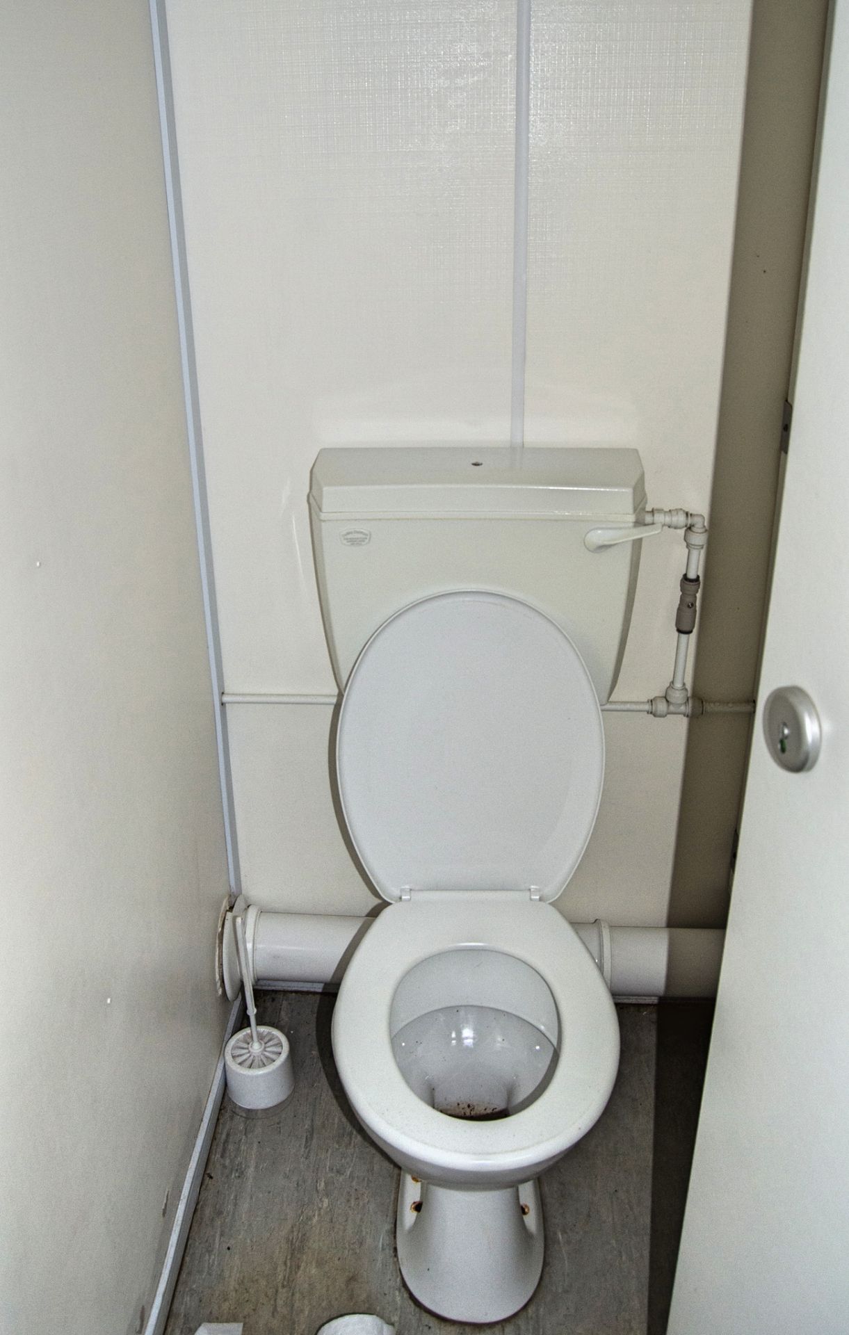 12 ft x 8 ft steel jack leg 2+1 toilet site unit Comprising of: Gents toilet (2 - cubicles, 2 - - Image 7 of 10