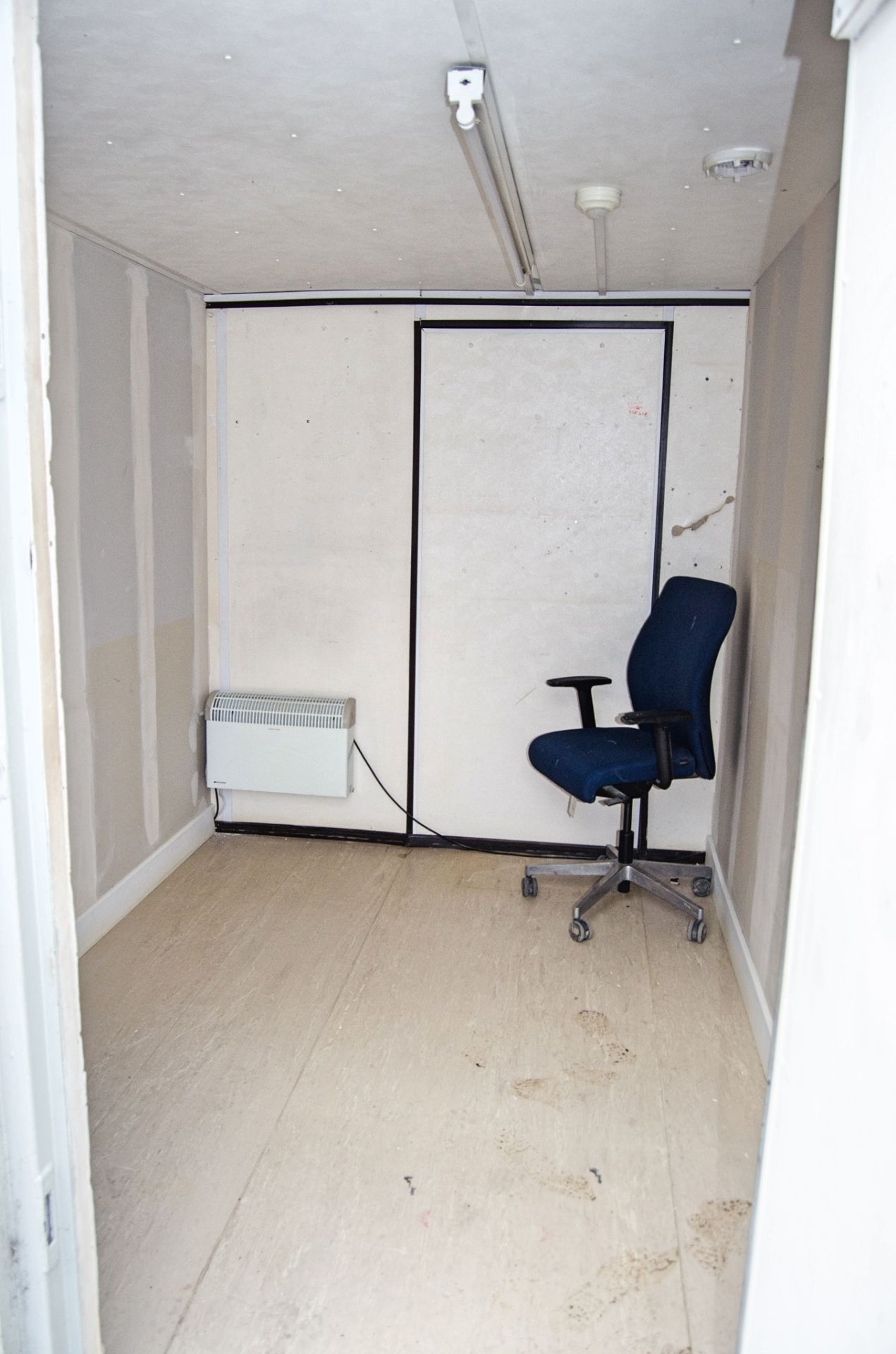 32 ft x 10 ft steel anti vandal office site unit Comprising of: 2 - offices & lobby area c/w keys - Image 5 of 7