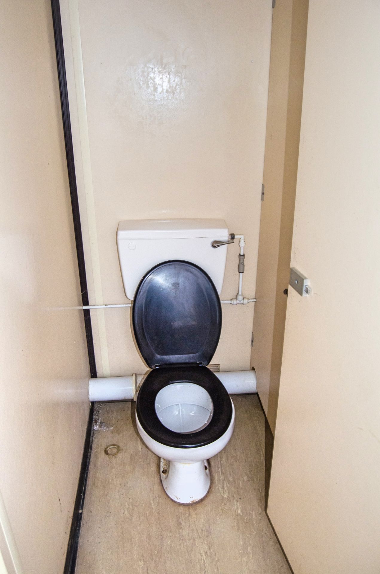 21 ft x 9 ft steel jack leg 4 + 1 toilet site unit Comprising of: Gents toilet (4 - cubicles, 4 - - Image 10 of 10