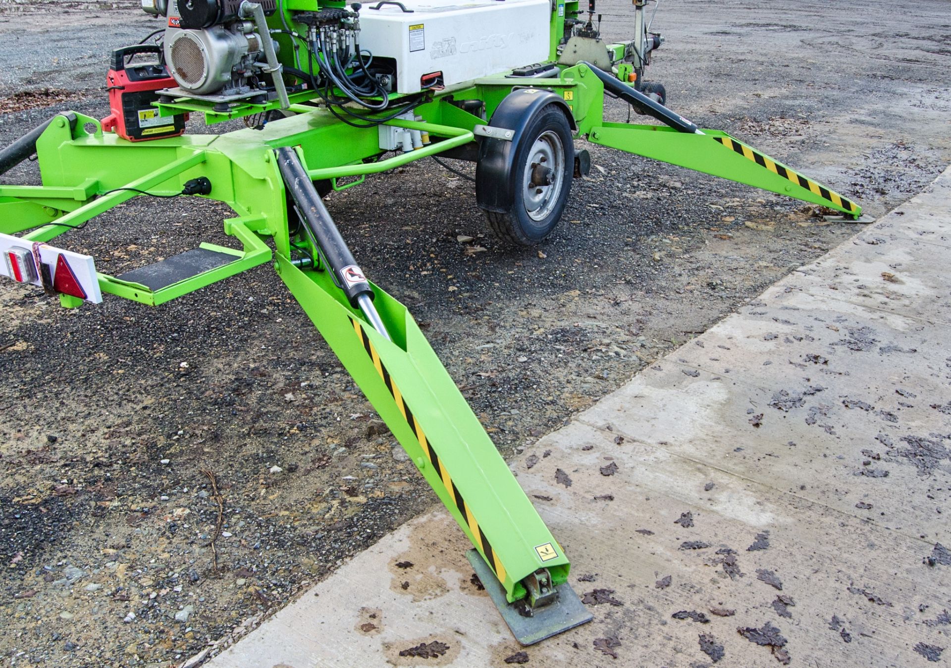 Nifty 170 diesel/battery fast tow articulated boom access platform Year: 2014 S/N: 1728150 4744 - Image 11 of 21