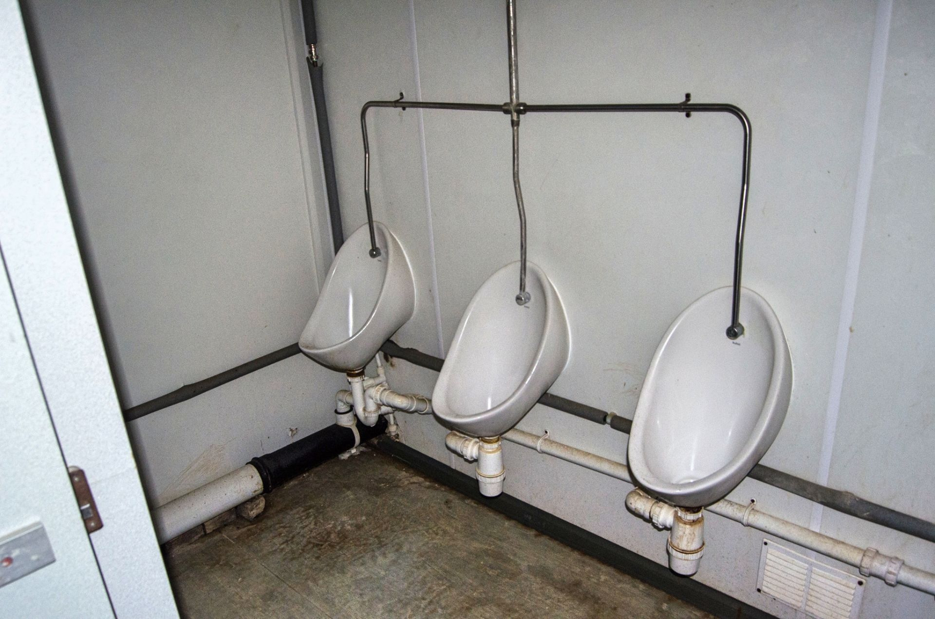 16 ft x 9 ft steel jack leg 3 + 1 toilet site unit Comprising of: Gents toilet (3 - cubicles, 3 - - Image 6 of 11